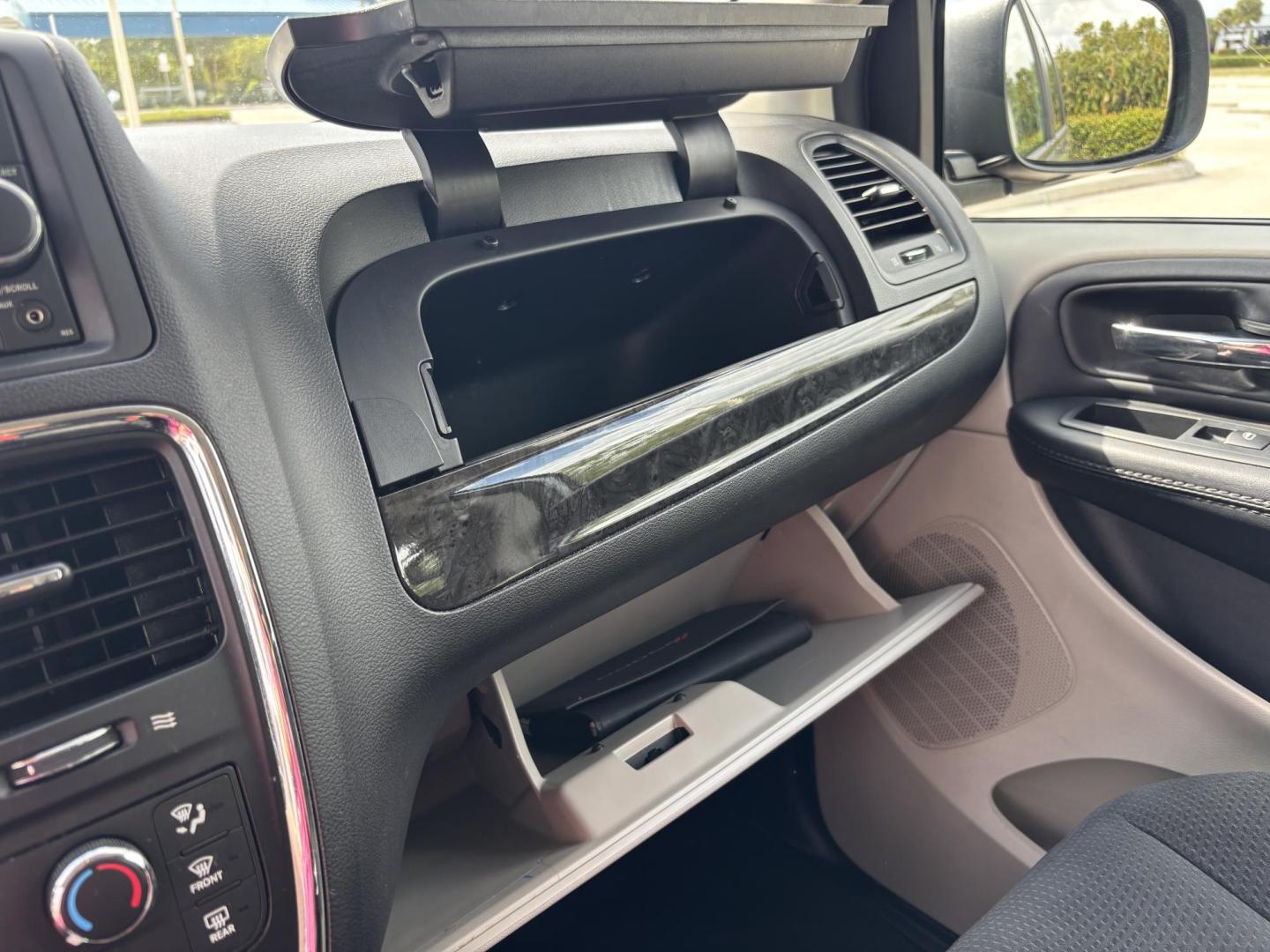 2016 SILVER /CHARCOAL CLOTH Dodge Grand Caravan SE (2C4RDGBG9GR) with an 3.6L V6 DOHC 24V engine, 6A transmission, located at 11170 Summerlin Square Dr., Fort Myers Beach, FL, 33931, (239) 999-7777, 26.493546, -81.941628 - Photo#16