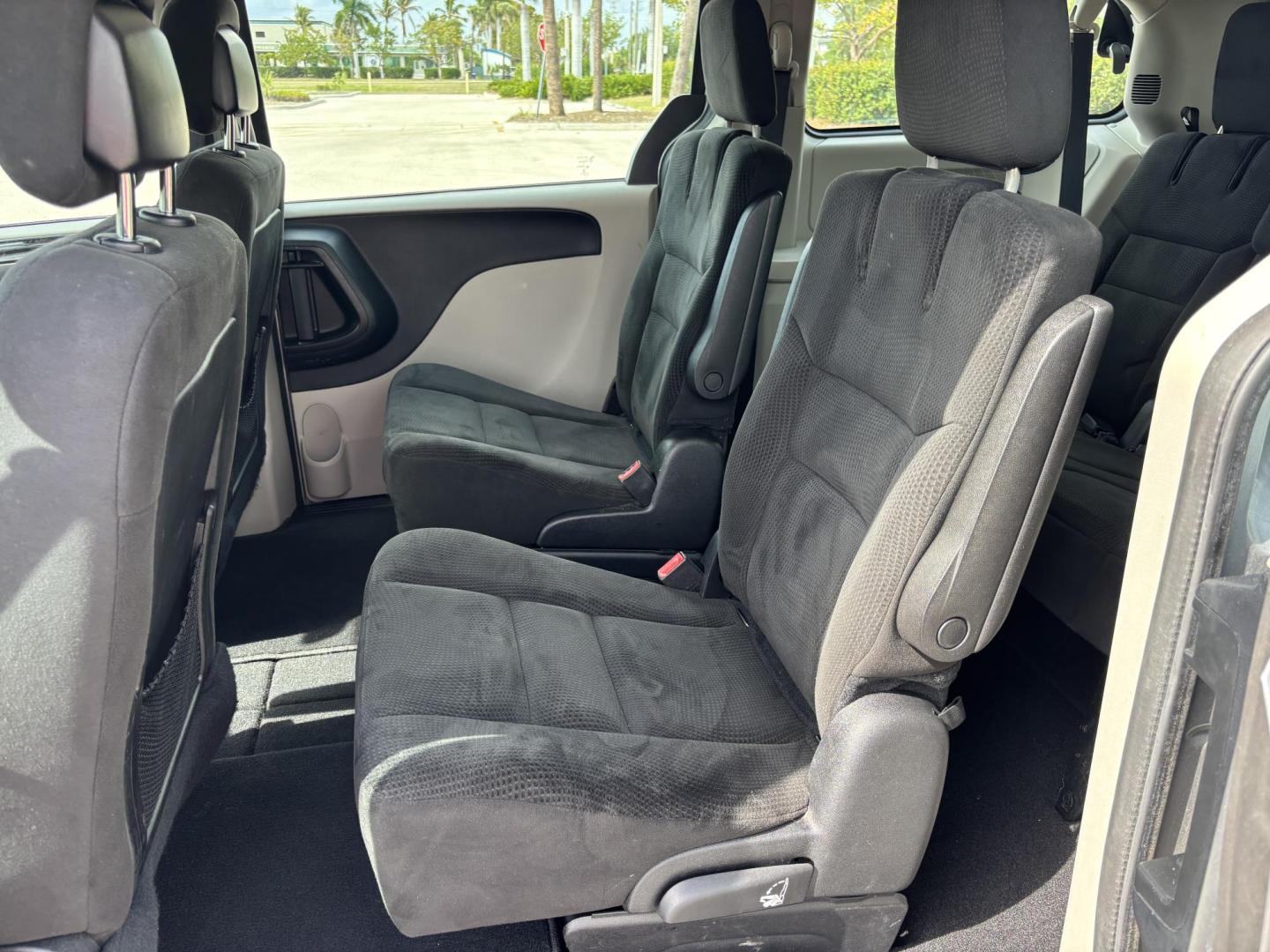 2016 SILVER /CHARCOAL CLOTH Dodge Grand Caravan SE (2C4RDGBG9GR) with an 3.6L V6 DOHC 24V engine, 6A transmission, located at 11170 Summerlin Square Dr., Fort Myers Beach, FL, 33931, (239) 999-7777, 26.493546, -81.941628 - Photo#20