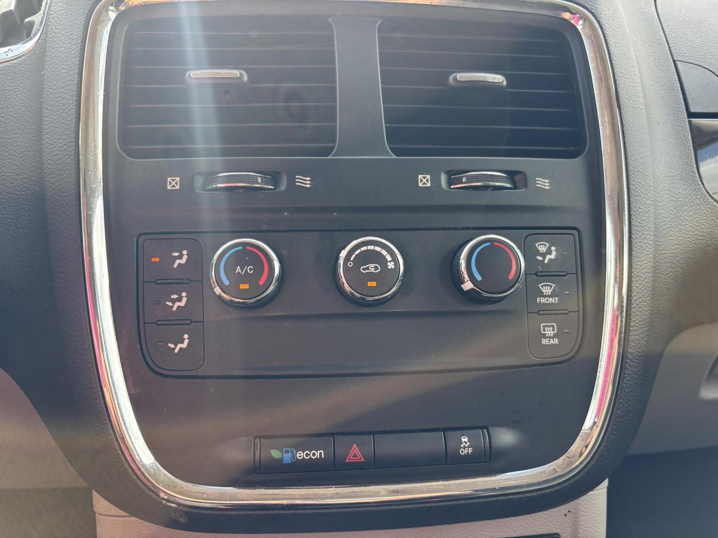 2016 SILVER /CHARCOAL CLOTH Dodge Grand Caravan SE (2C4RDGBG9GR) with an 3.6L V6 DOHC 24V engine, 6A transmission, located at 11170 Summerlin Square Dr., Fort Myers Beach, FL, 33931, (239) 999-7777, 26.493546, -81.941628 - Photo#13