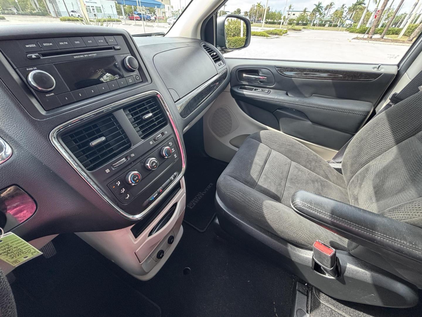 2016 SILVER /CHARCOAL CLOTH Dodge Grand Caravan SE (2C4RDGBG9GR) with an 3.6L V6 DOHC 24V engine, 6A transmission, located at 11170 Summerlin Square Dr., Fort Myers Beach, FL, 33931, (239) 999-7777, 26.493546, -81.941628 - Photo#10