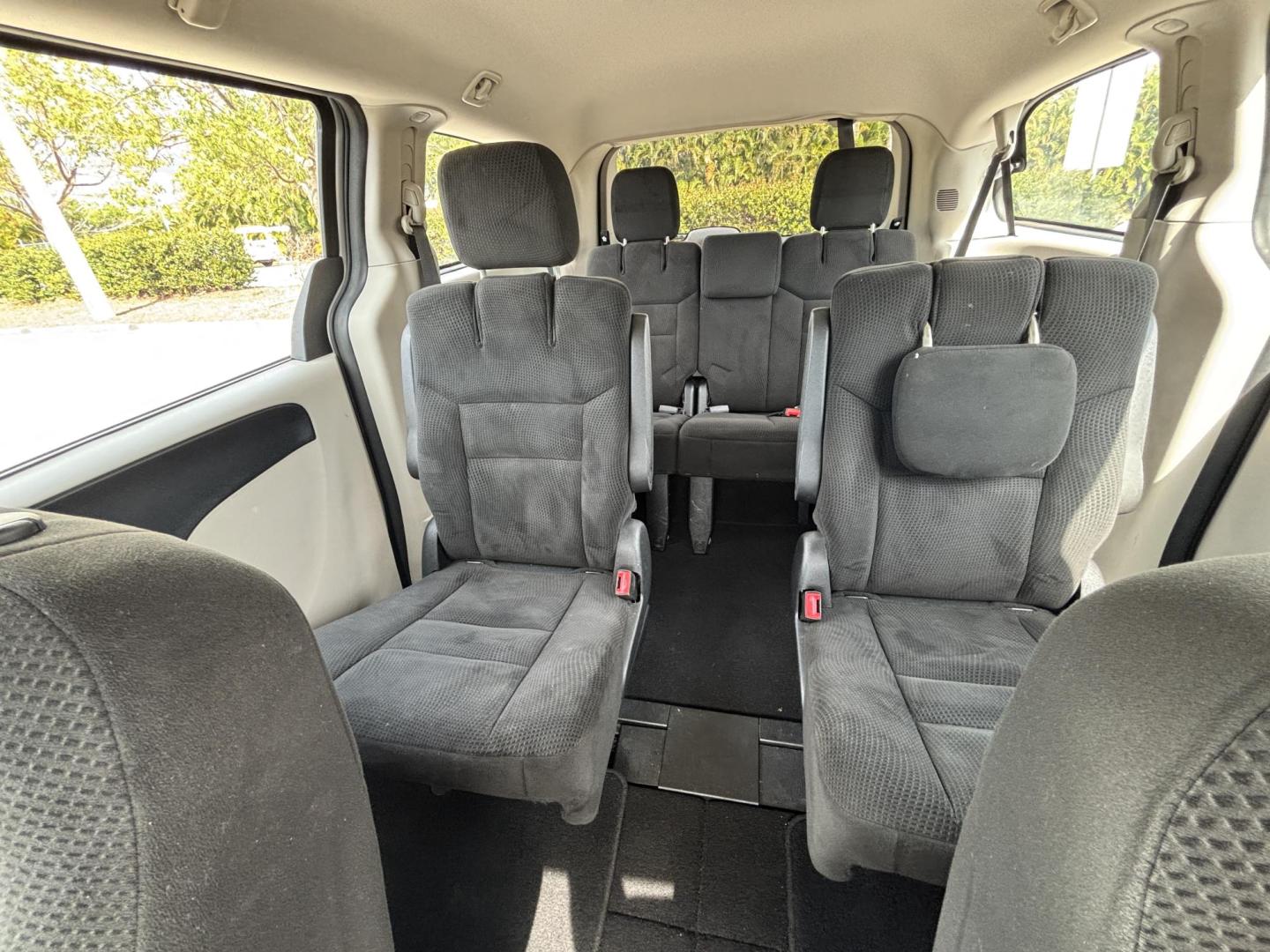 2016 SILVER /CHARCOAL CLOTH Dodge Grand Caravan SE (2C4RDGBG9GR) with an 3.6L V6 DOHC 24V engine, 6A transmission, located at 11170 Summerlin Square Dr., Fort Myers Beach, FL, 33931, (239) 999-7777, 26.493546, -81.941628 - Photo#18