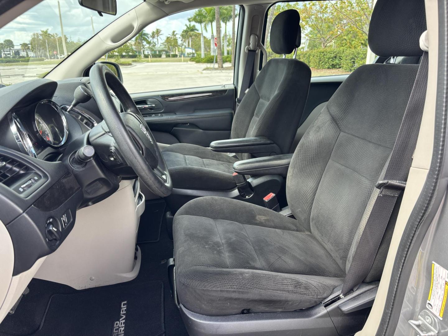 2016 SILVER /CHARCOAL CLOTH Dodge Grand Caravan SE (2C4RDGBG9GR) with an 3.6L V6 DOHC 24V engine, 6A transmission, located at 11170 Summerlin Square Dr., Fort Myers Beach, FL, 33931, (239) 999-7777, 26.493546, -81.941628 - Photo#9