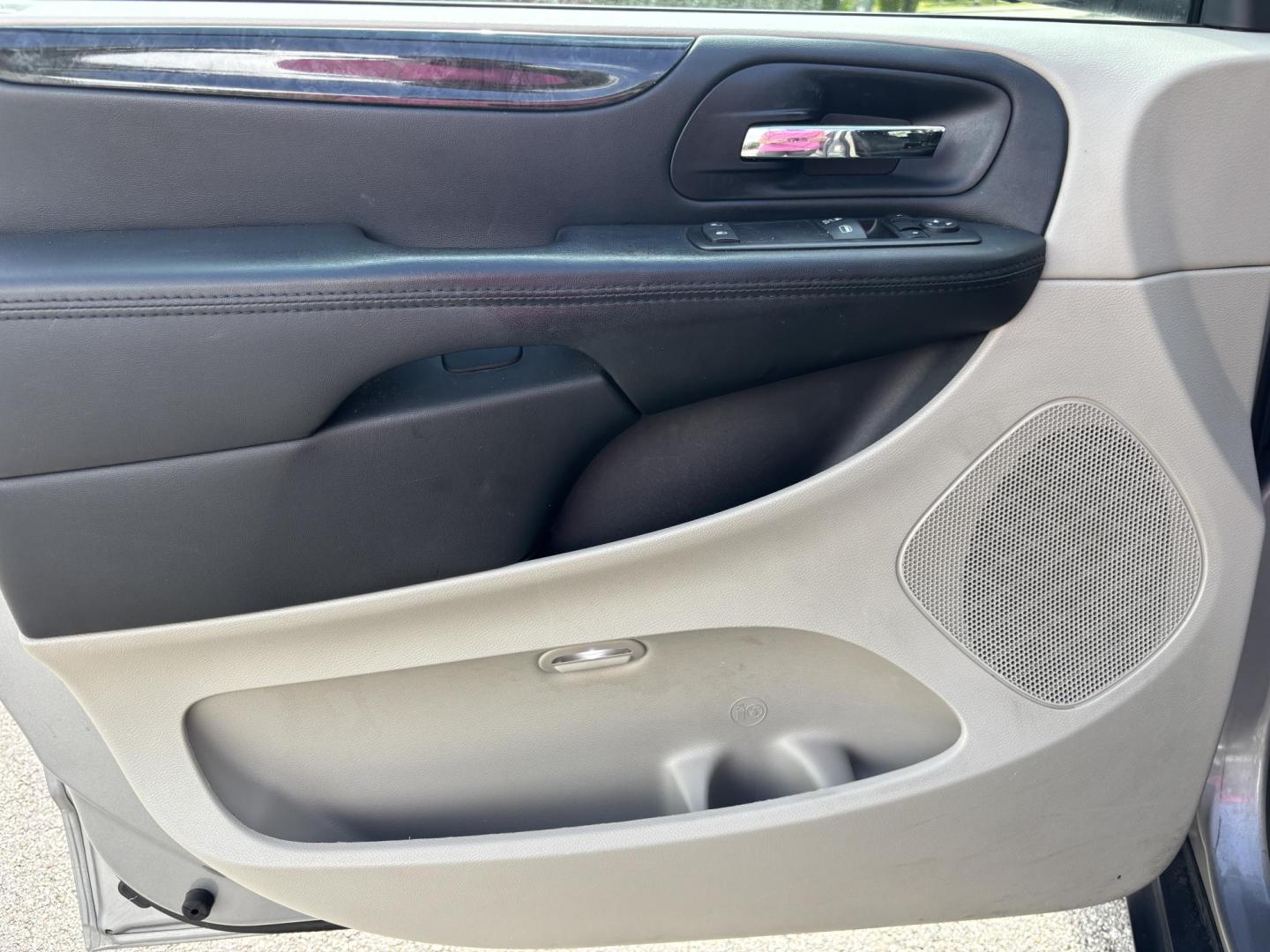 2016 SILVER /CHARCOAL CLOTH Dodge Grand Caravan SE (2C4RDGBG9GR) with an 3.6L V6 DOHC 24V engine, 6A transmission, located at 11170 Summerlin Square Dr., Fort Myers Beach, FL, 33931, (239) 999-7777, 26.493546, -81.941628 - Photo#25