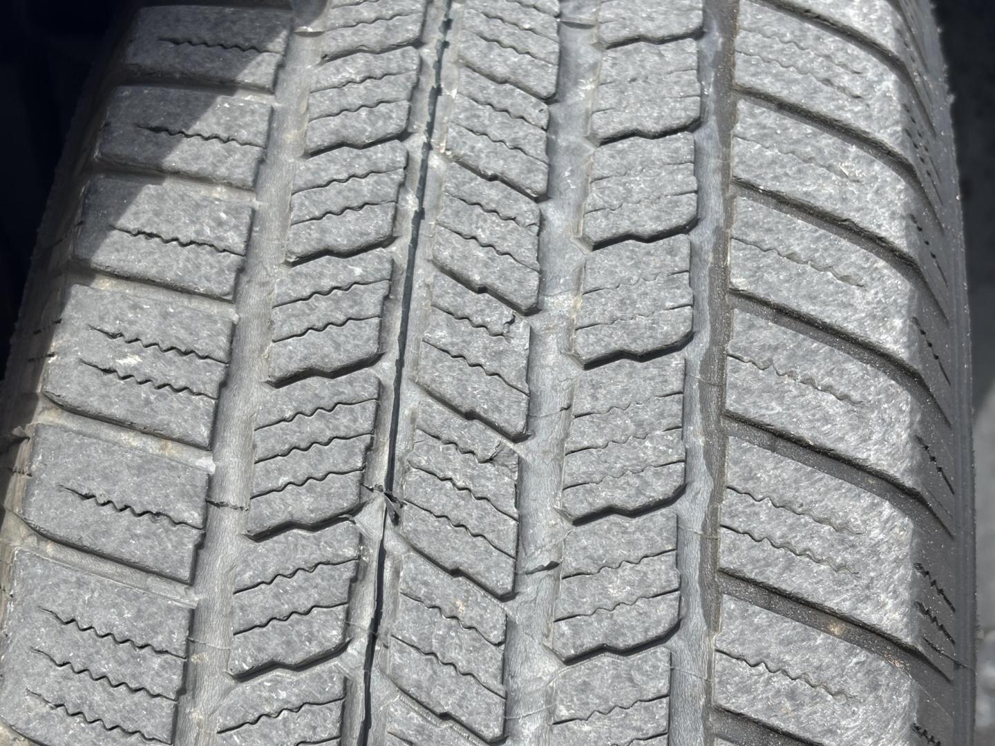 2016 SILVER /CHARCOAL CLOTH Dodge Grand Caravan SE (2C4RDGBG9GR) with an 3.6L V6 DOHC 24V engine, 6A transmission, located at 11170 Summerlin Square Dr., Fort Myers Beach, FL, 33931, (239) 999-7777, 26.493546, -81.941628 - Photo#27