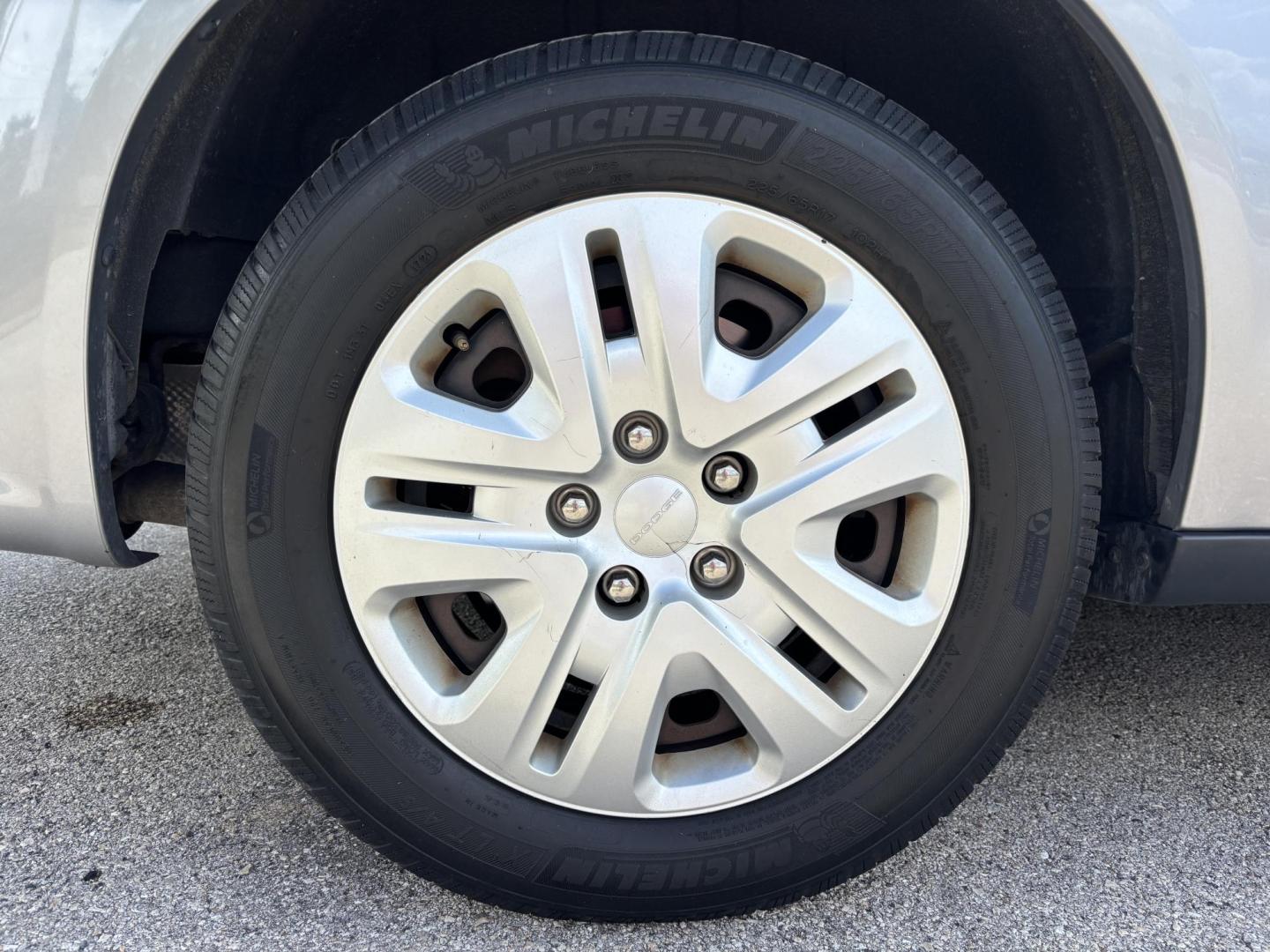 2016 SILVER /CHARCOAL CLOTH Dodge Grand Caravan SE (2C4RDGBG9GR) with an 3.6L V6 DOHC 24V engine, 6A transmission, located at 11170 Summerlin Square Dr., Fort Myers Beach, FL, 33931, (239) 999-7777, 26.493546, -81.941628 - Photo#29