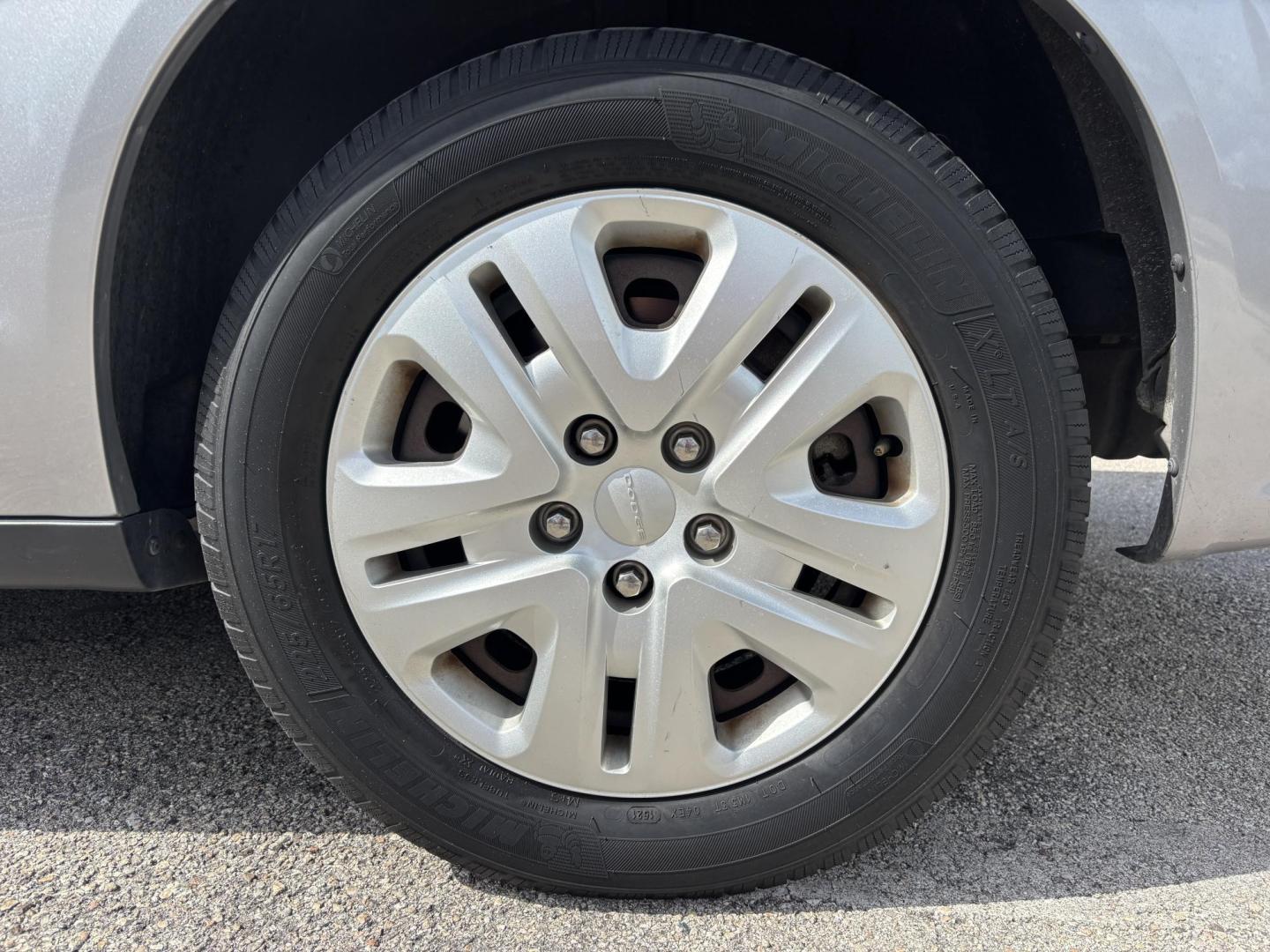 2016 SILVER /CHARCOAL CLOTH Dodge Grand Caravan SE (2C4RDGBG9GR) with an 3.6L V6 DOHC 24V engine, 6A transmission, located at 11170 Summerlin Square Dr., Fort Myers Beach, FL, 33931, (239) 999-7777, 26.493546, -81.941628 - Photo#30