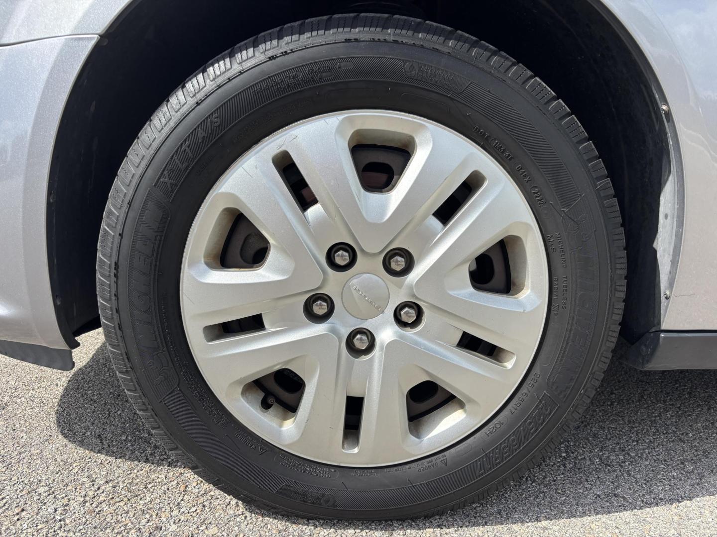 2016 SILVER /CHARCOAL CLOTH Dodge Grand Caravan SE (2C4RDGBG9GR) with an 3.6L V6 DOHC 24V engine, 6A transmission, located at 11170 Summerlin Square Dr., Fort Myers Beach, FL, 33931, (239) 999-7777, 26.493546, -81.941628 - Photo#31