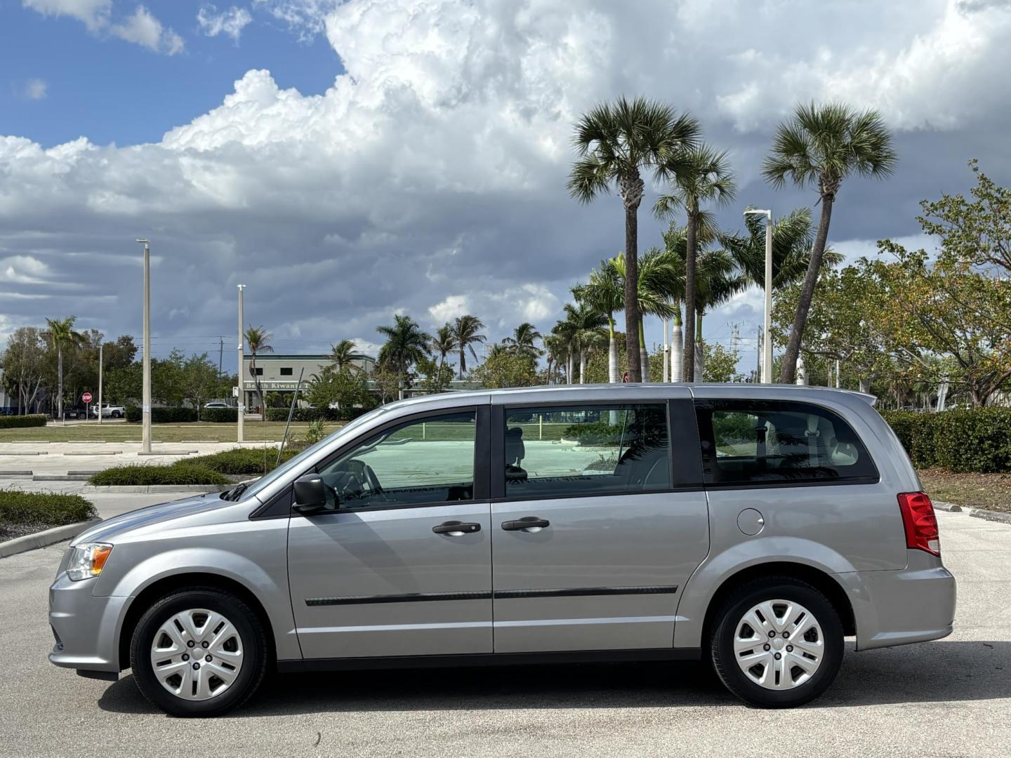 2016 SILVER /CHARCOAL CLOTH Dodge Grand Caravan SE (2C4RDGBG9GR) with an 3.6L V6 DOHC 24V engine, 6A transmission, located at 11170 Summerlin Square Dr., Fort Myers Beach, FL, 33931, (239) 999-7777, 26.493546, -81.941628 - Photo#8