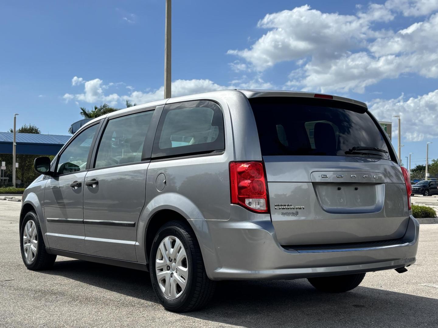 2016 SILVER /CHARCOAL CLOTH Dodge Grand Caravan SE (2C4RDGBG9GR) with an 3.6L V6 DOHC 24V engine, 6A transmission, located at 11170 Summerlin Square Dr., Fort Myers Beach, FL, 33931, (239) 999-7777, 26.493546, -81.941628 - Photo#5