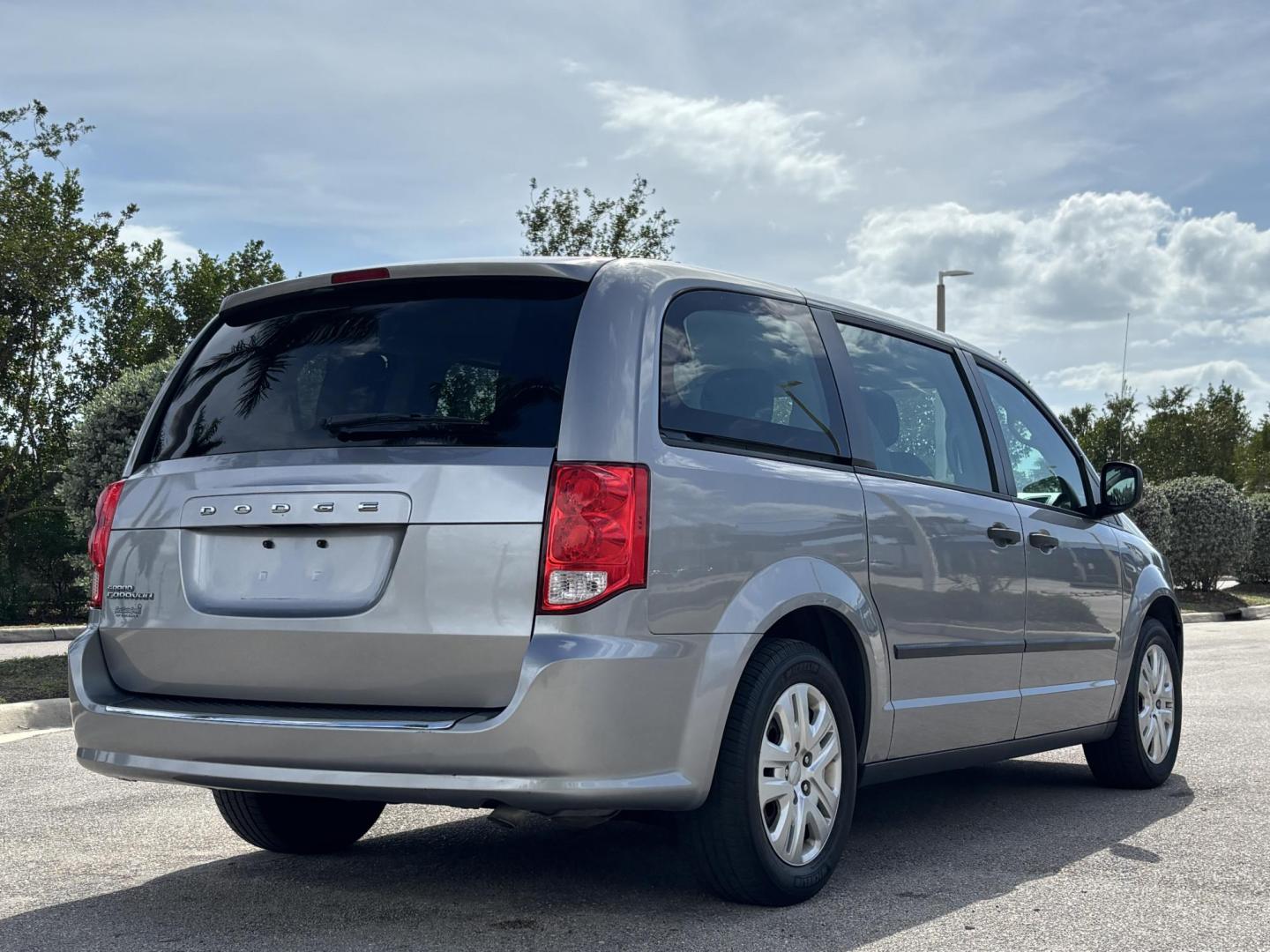 2016 SILVER /CHARCOAL CLOTH Dodge Grand Caravan SE (2C4RDGBG9GR) with an 3.6L V6 DOHC 24V engine, 6A transmission, located at 11170 Summerlin Square Dr., Fort Myers Beach, FL, 33931, (239) 999-7777, 26.493546, -81.941628 - Photo#7
