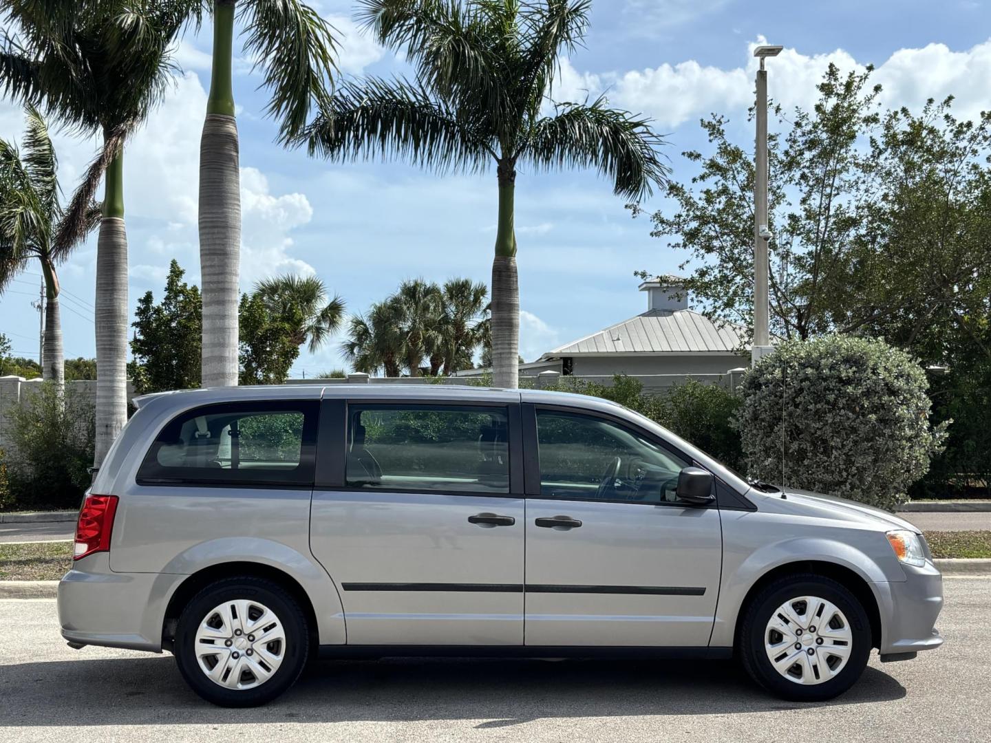 2016 SILVER /CHARCOAL CLOTH Dodge Grand Caravan SE (2C4RDGBG9GR) with an 3.6L V6 DOHC 24V engine, 6A transmission, located at 11170 Summerlin Square Dr., Fort Myers Beach, FL, 33931, (239) 999-7777, 26.493546, -81.941628 - Photo#4
