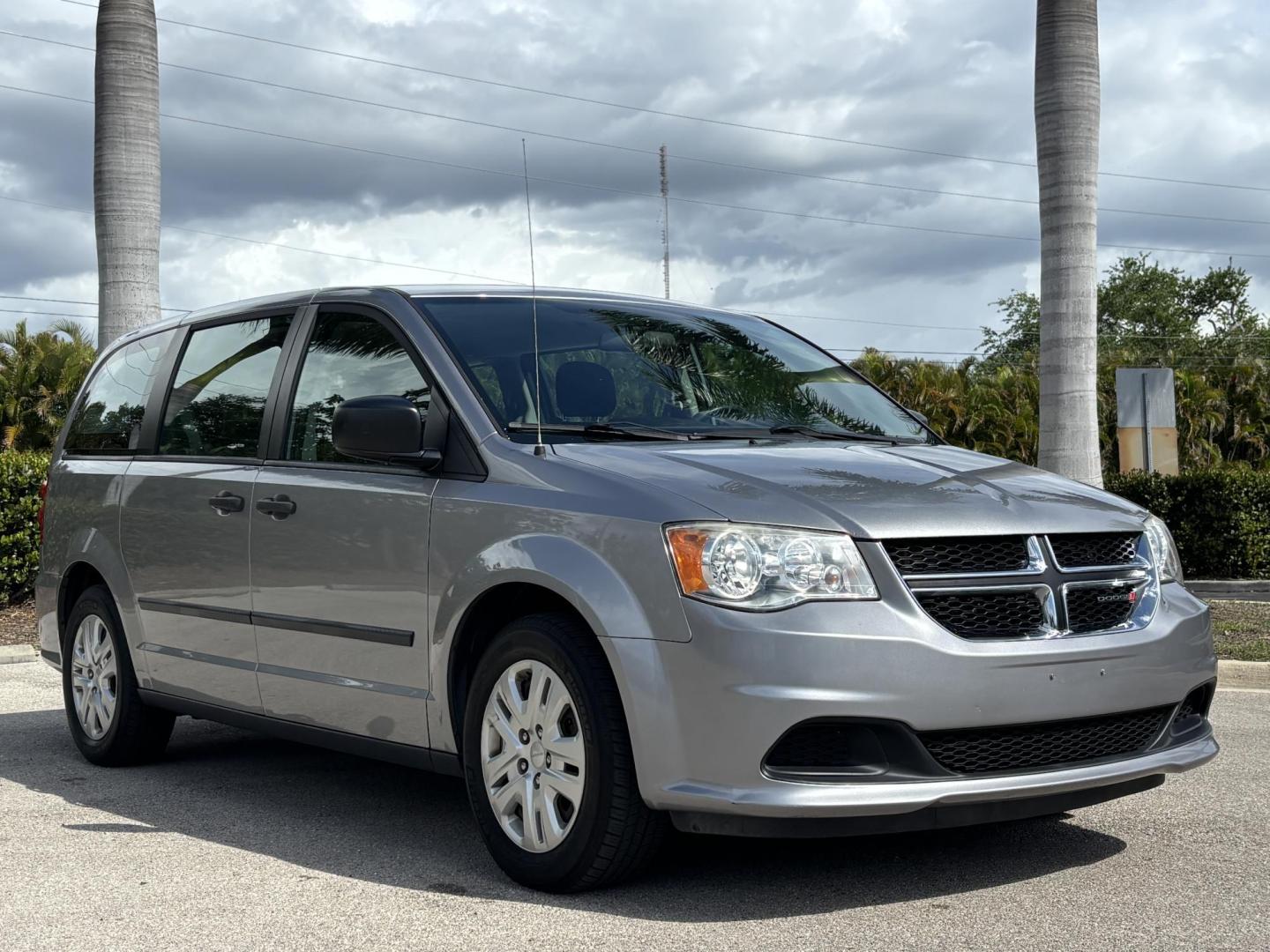 2016 SILVER /CHARCOAL CLOTH Dodge Grand Caravan SE (2C4RDGBG9GR) with an 3.6L V6 DOHC 24V engine, 6A transmission, located at 11170 Summerlin Square Dr., Fort Myers Beach, FL, 33931, (239) 999-7777, 26.493546, -81.941628 - Photo#3