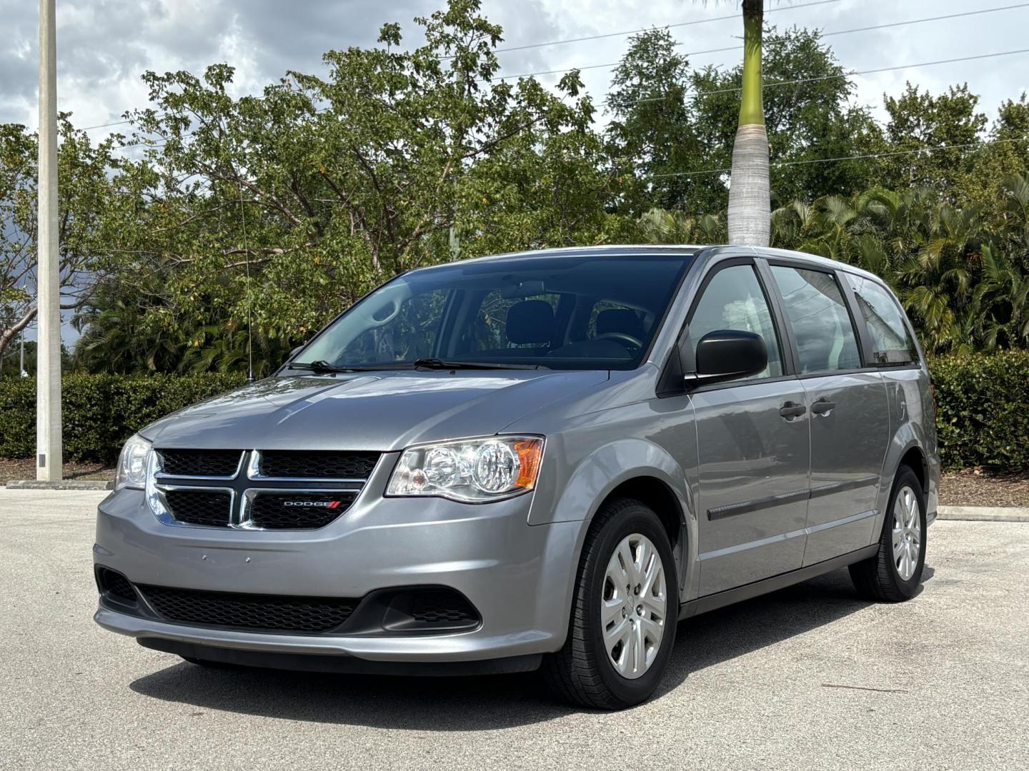 2016 SILVER /CHARCOAL CLOTH Dodge Grand Caravan SE (2C4RDGBG9GR) with an 3.6L V6 DOHC 24V engine, 6A transmission, located at 11170 Summerlin Square Dr., Fort Myers Beach, FL, 33931, (239) 999-7777, 26.493546, -81.941628 - Photo#1