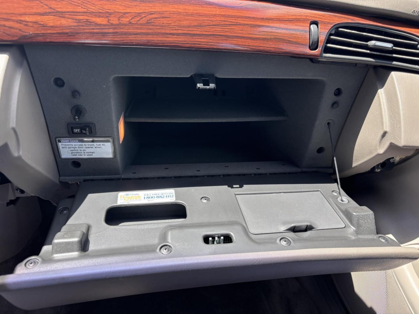 2002 WHITE /BEIGE LEATHER Cadillac Deville Sedan (1G6KD54Y82U) with an 4.6L V8 DOHC 32V engine, 4-Speed Automatic Overdrive transmission, located at 11170 Summerlin Square Dr., Fort Myers Beach, FL, 33931, (239) 999-7777, 26.493546, -81.941628 - Photo#36