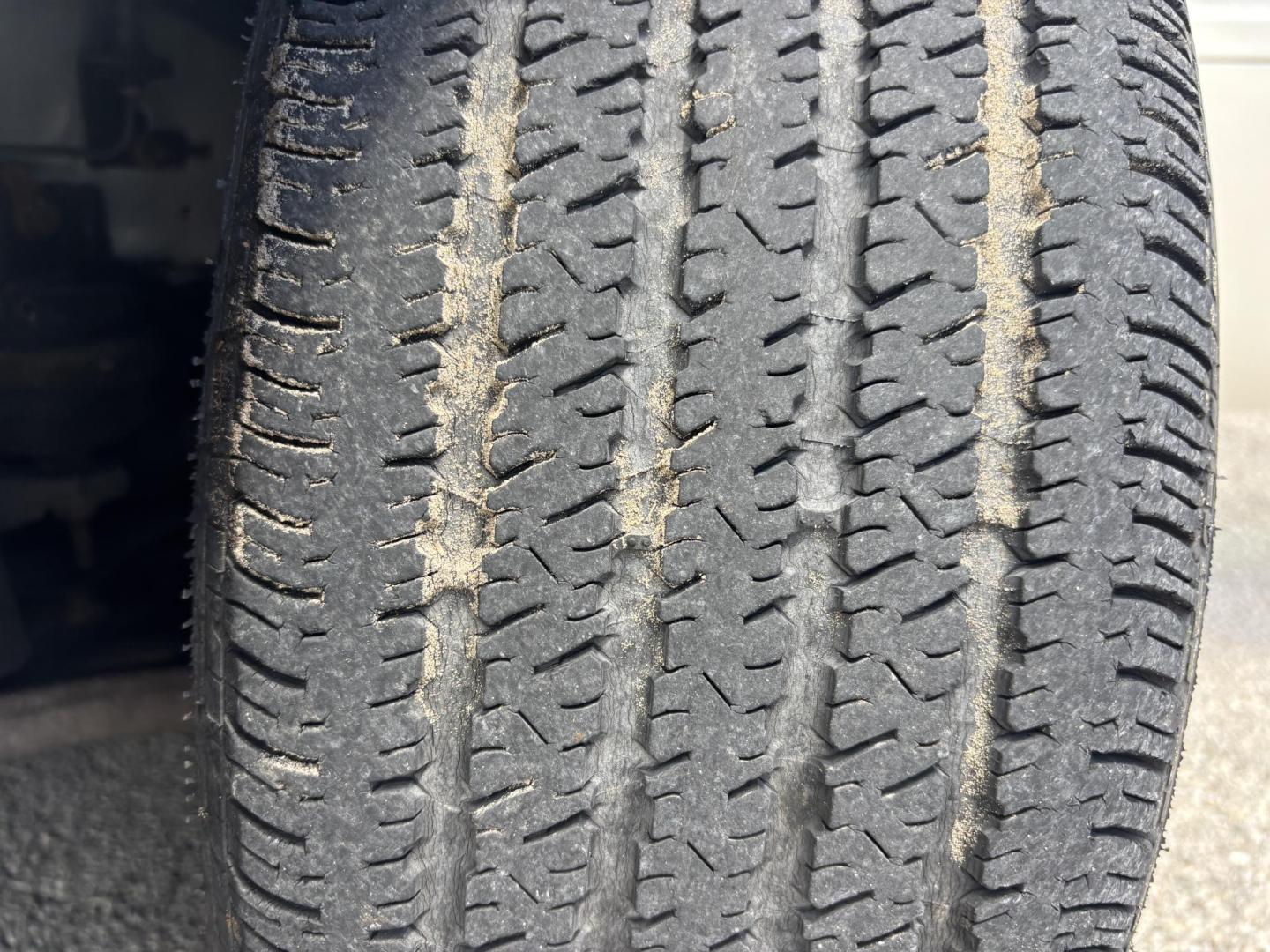 2002 WHITE /BEIGE LEATHER Cadillac Deville Sedan (1G6KD54Y82U) with an 4.6L V8 DOHC 32V engine, 4-Speed Automatic Overdrive transmission, located at 11170 Summerlin Square Dr., Fort Myers Beach, FL, 33931, (239) 999-7777, 26.493546, -81.941628 - Photo#44