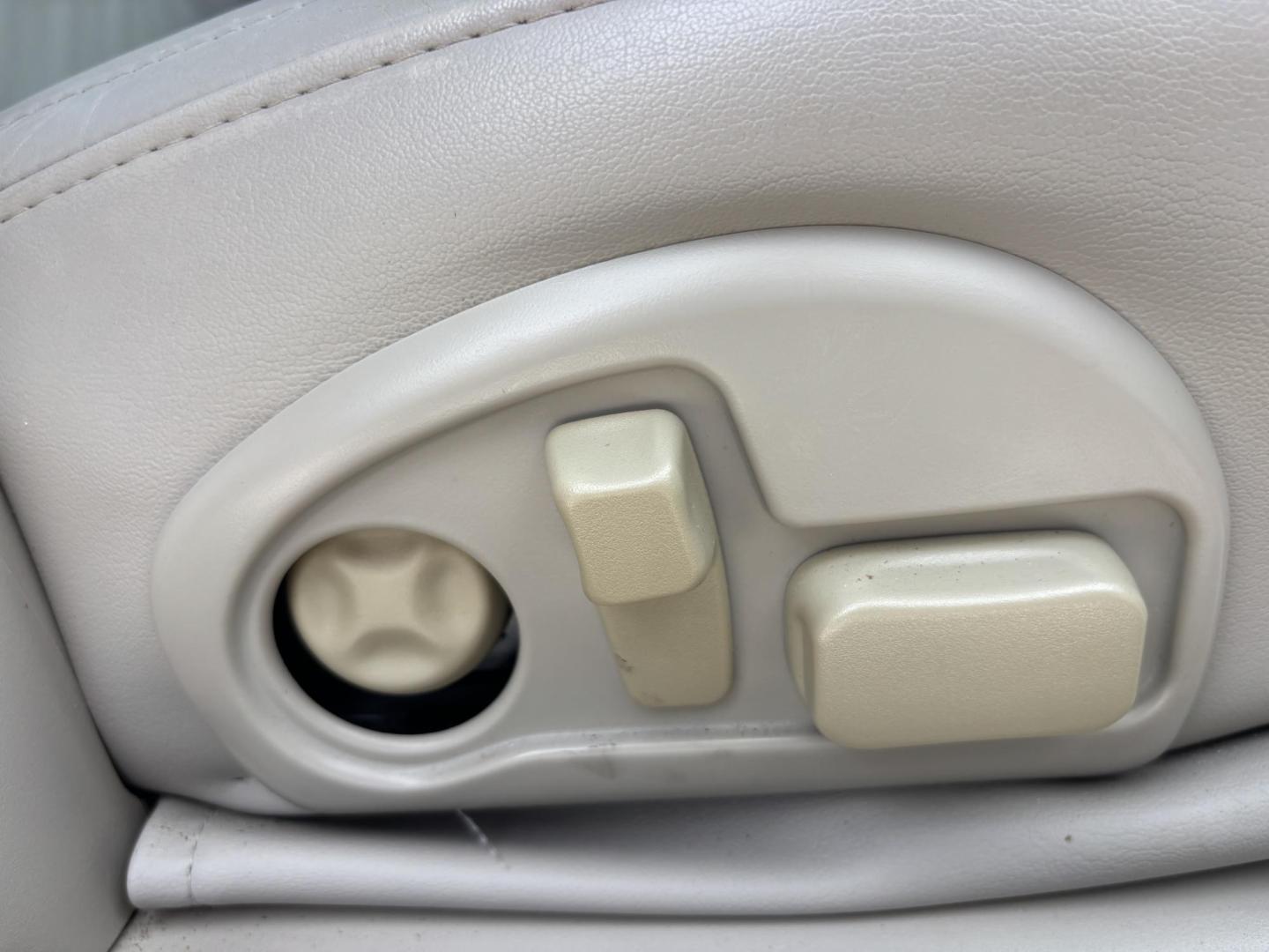 2002 WHITE /BEIGE LEATHER Cadillac Deville Sedan (1G6KD54Y82U) with an 4.6L V8 DOHC 32V engine, 4-Speed Automatic Overdrive transmission, located at 11170 Summerlin Square Dr., Fort Myers Beach, FL, 33931, (239) 999-7777, 26.493546, -81.941628 - Photo#15