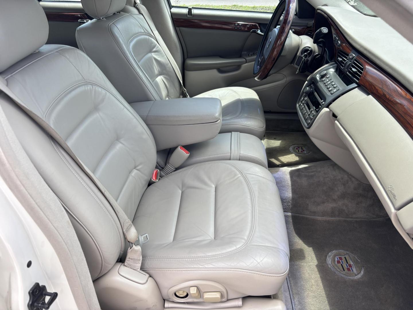 2002 WHITE /BEIGE LEATHER Cadillac Deville Sedan (1G6KD54Y82U) with an 4.6L V8 DOHC 32V engine, 4-Speed Automatic Overdrive transmission, located at 11170 Summerlin Square Dr., Fort Myers Beach, FL, 33931, (239) 999-7777, 26.493546, -81.941628 - Photo#14