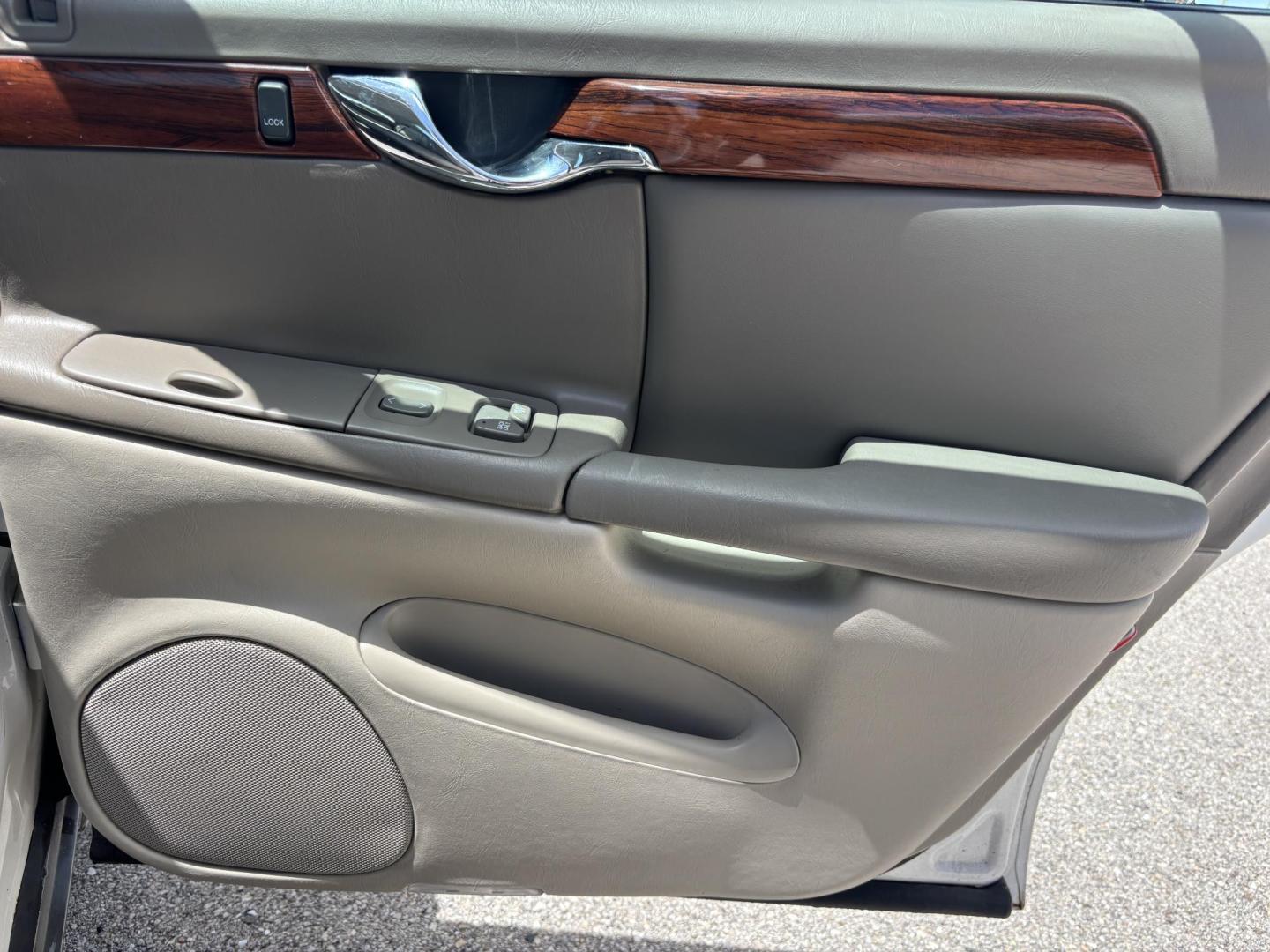 2002 WHITE /BEIGE LEATHER Cadillac Deville Sedan (1G6KD54Y82U) with an 4.6L V8 DOHC 32V engine, 4-Speed Automatic Overdrive transmission, located at 11170 Summerlin Square Dr., Fort Myers Beach, FL, 33931, (239) 999-7777, 26.493546, -81.941628 - Photo#31