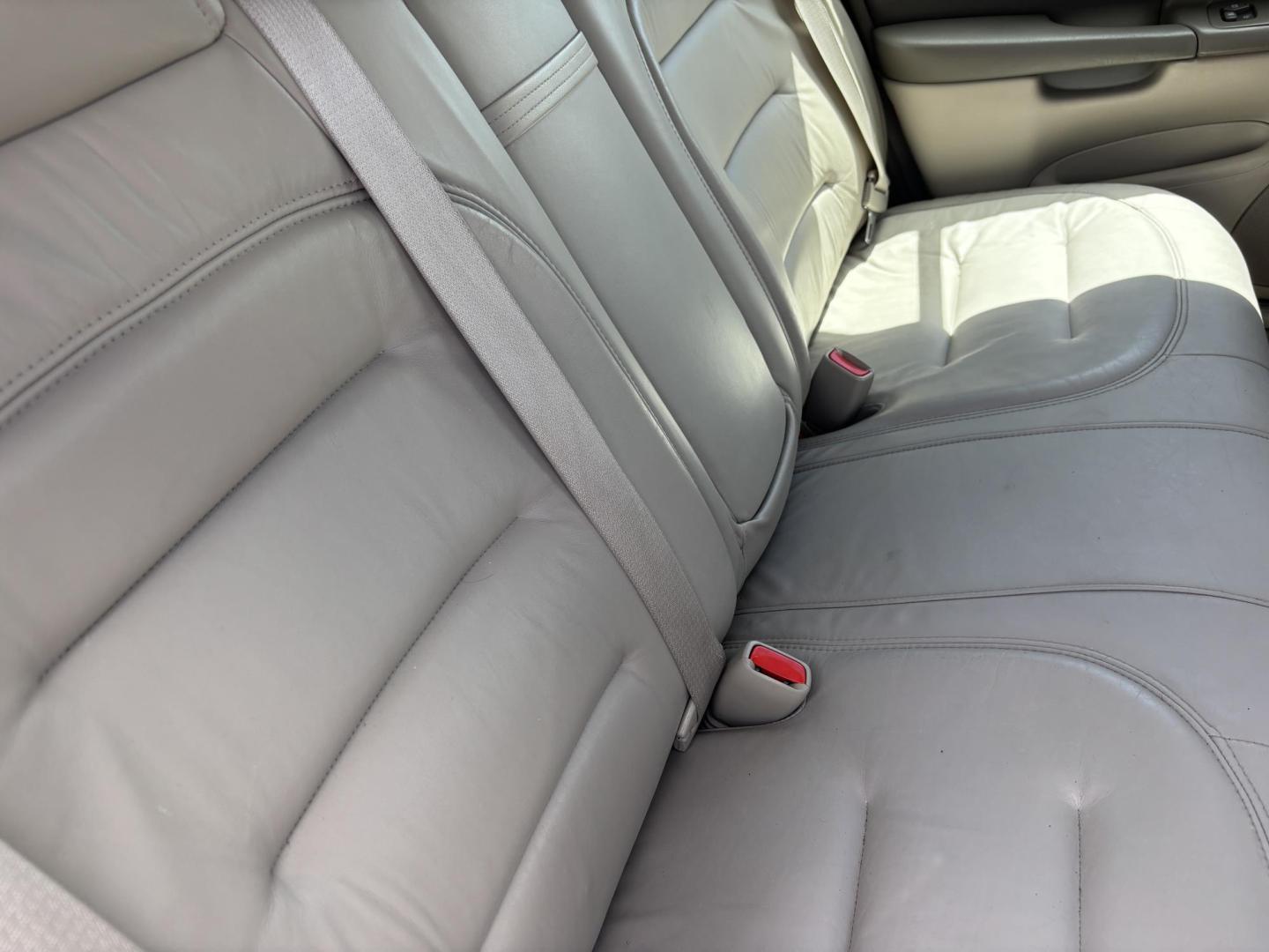 2002 WHITE /BEIGE LEATHER Cadillac Deville Sedan (1G6KD54Y82U) with an 4.6L V8 DOHC 32V engine, 4-Speed Automatic Overdrive transmission, located at 11170 Summerlin Square Dr., Fort Myers Beach, FL, 33931, (239) 999-7777, 26.493546, -81.941628 - Photo#17