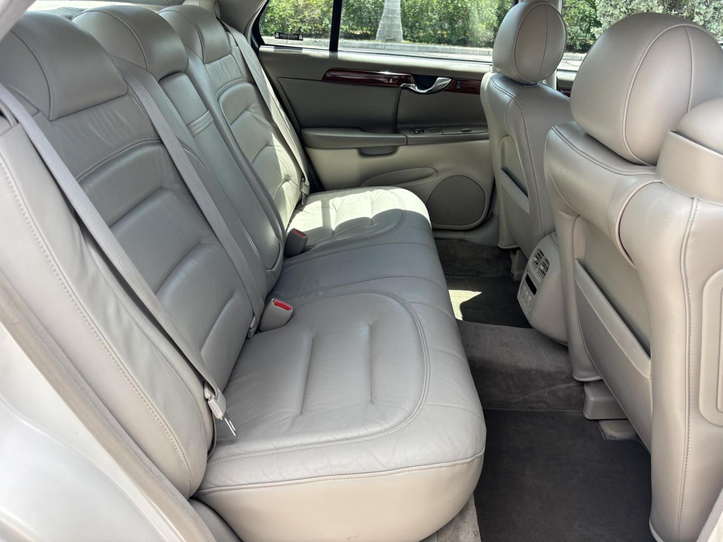 2002 WHITE /BEIGE LEATHER Cadillac Deville Sedan (1G6KD54Y82U) with an 4.6L V8 DOHC 32V engine, 4-Speed Automatic Overdrive transmission, located at 11170 Summerlin Square Dr., Fort Myers Beach, FL, 33931, (239) 999-7777, 26.493546, -81.941628 - Photo#16