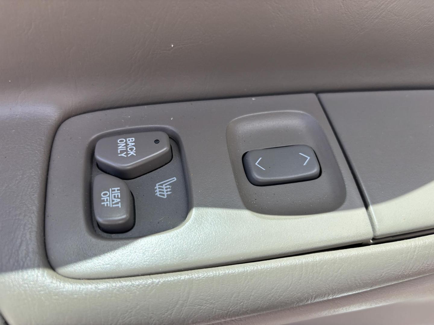 2002 WHITE /BEIGE LEATHER Cadillac Deville Sedan (1G6KD54Y82U) with an 4.6L V8 DOHC 32V engine, 4-Speed Automatic Overdrive transmission, located at 11170 Summerlin Square Dr., Fort Myers Beach, FL, 33931, (239) 999-7777, 26.493546, -81.941628 - Photo#32