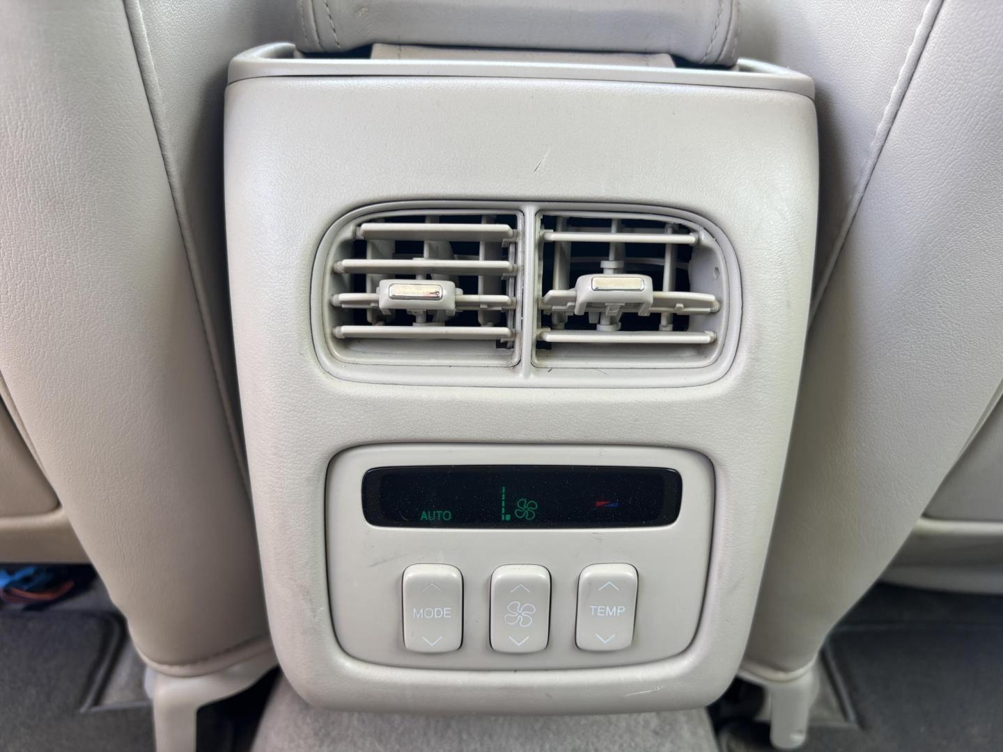 2002 WHITE /BEIGE LEATHER Cadillac Deville Sedan (1G6KD54Y82U) with an 4.6L V8 DOHC 32V engine, 4-Speed Automatic Overdrive transmission, located at 11170 Summerlin Square Dr., Fort Myers Beach, FL, 33931, (239) 999-7777, 26.493546, -81.941628 - Photo#19