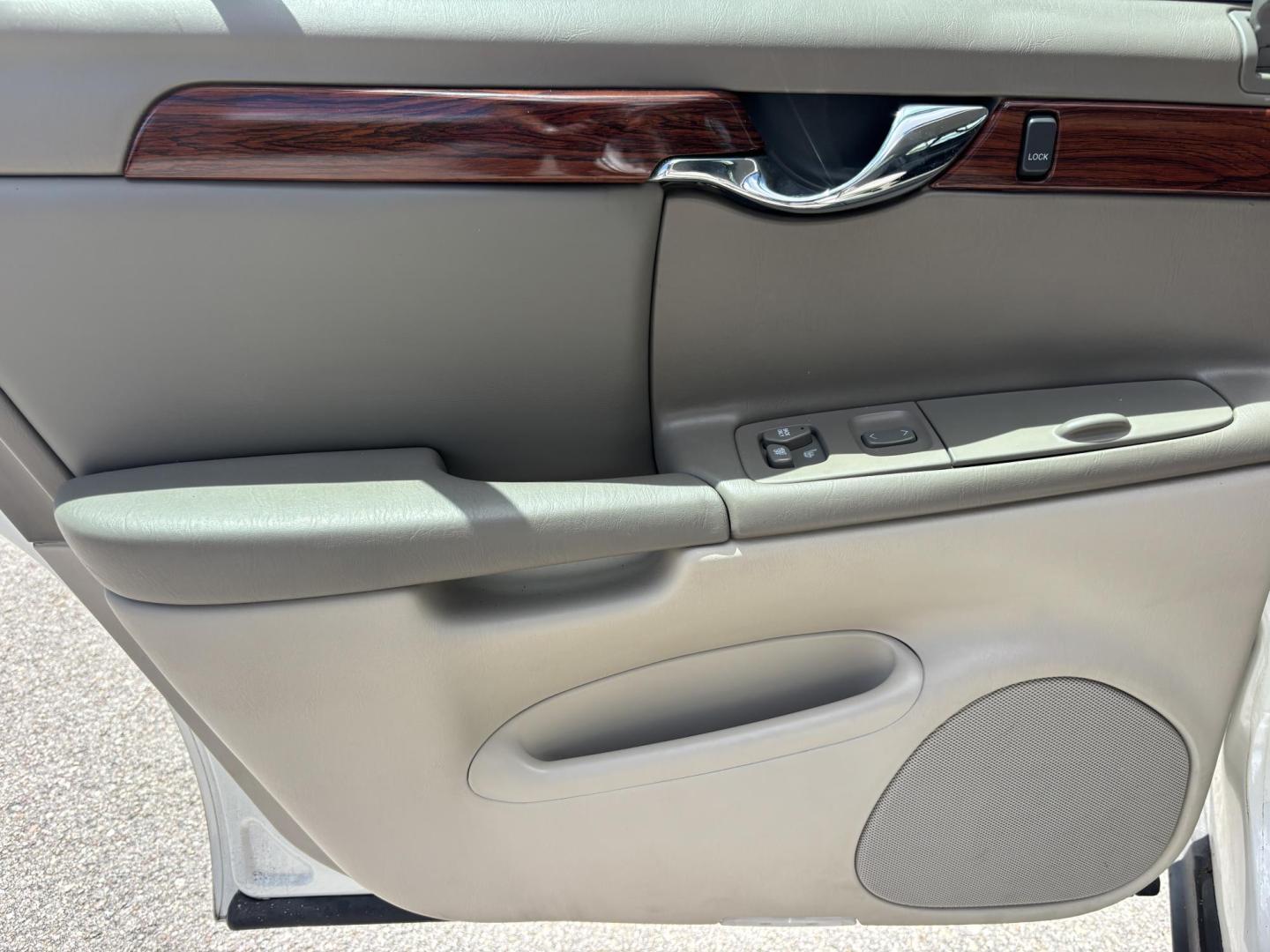 2002 WHITE /BEIGE LEATHER Cadillac Deville Sedan (1G6KD54Y82U) with an 4.6L V8 DOHC 32V engine, 4-Speed Automatic Overdrive transmission, located at 11170 Summerlin Square Dr., Fort Myers Beach, FL, 33931, (239) 999-7777, 26.493546, -81.941628 - Photo#33