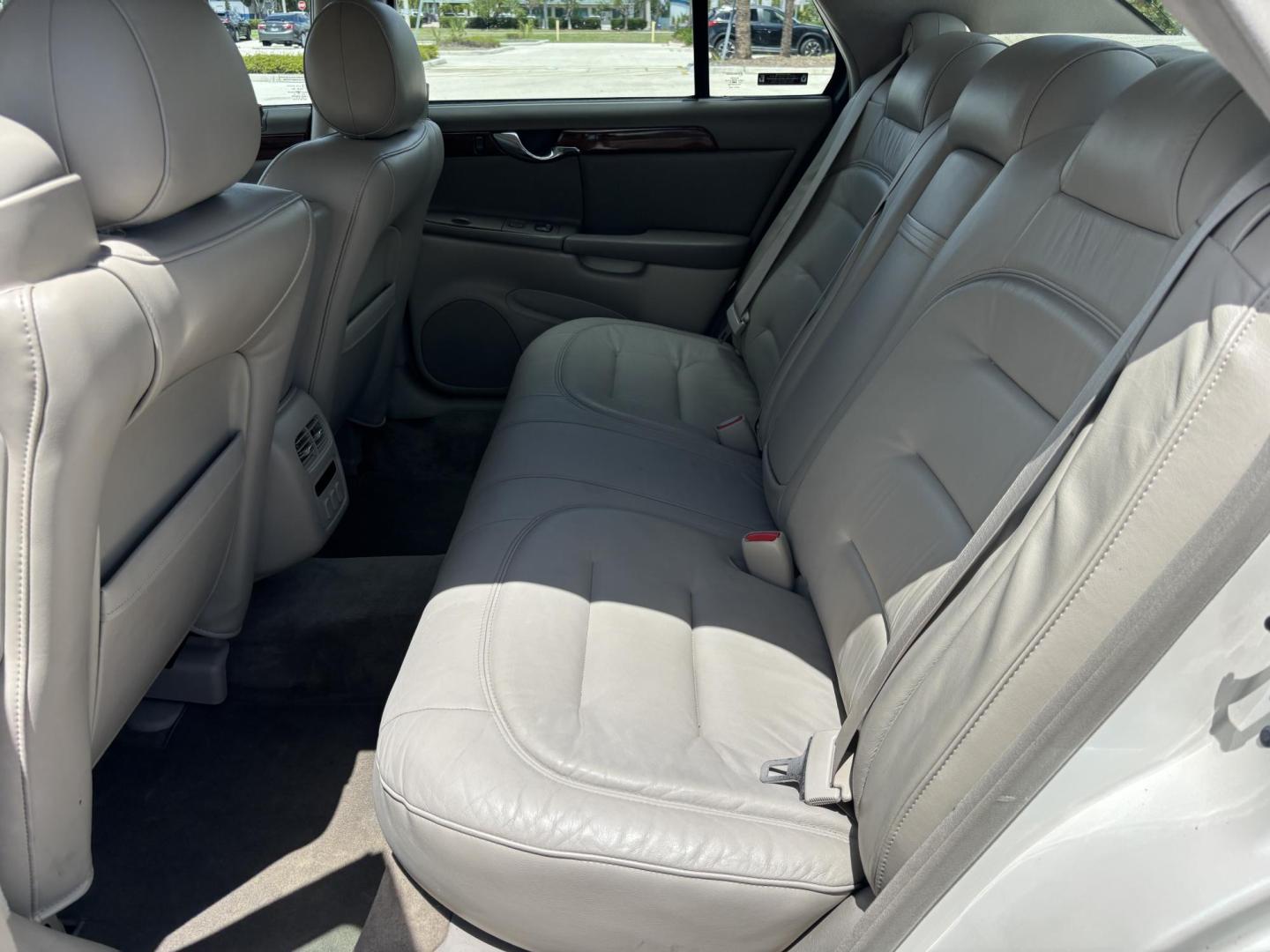 2002 WHITE /BEIGE LEATHER Cadillac Deville Sedan (1G6KD54Y82U) with an 4.6L V8 DOHC 32V engine, 4-Speed Automatic Overdrive transmission, located at 11170 Summerlin Square Dr., Fort Myers Beach, FL, 33931, (239) 999-7777, 26.493546, -81.941628 - Photo#20