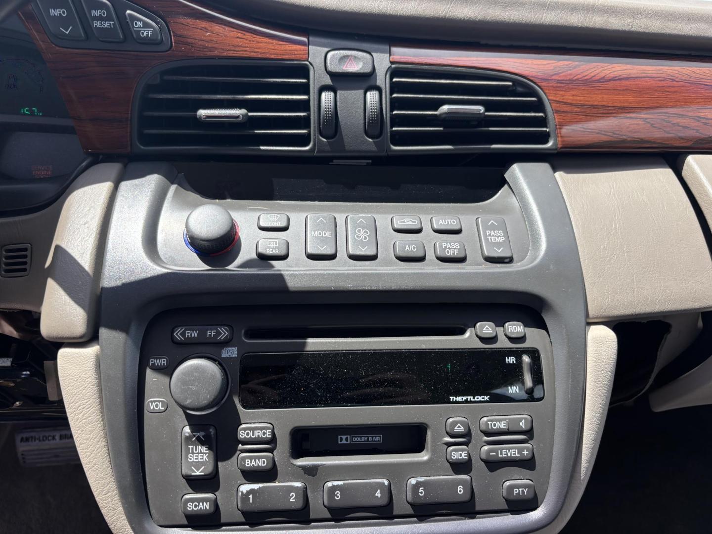 2002 WHITE /BEIGE LEATHER Cadillac Deville Sedan (1G6KD54Y82U) with an 4.6L V8 DOHC 32V engine, 4-Speed Automatic Overdrive transmission, located at 11170 Summerlin Square Dr., Fort Myers Beach, FL, 33931, (239) 999-7777, 26.493546, -81.941628 - Photo#27