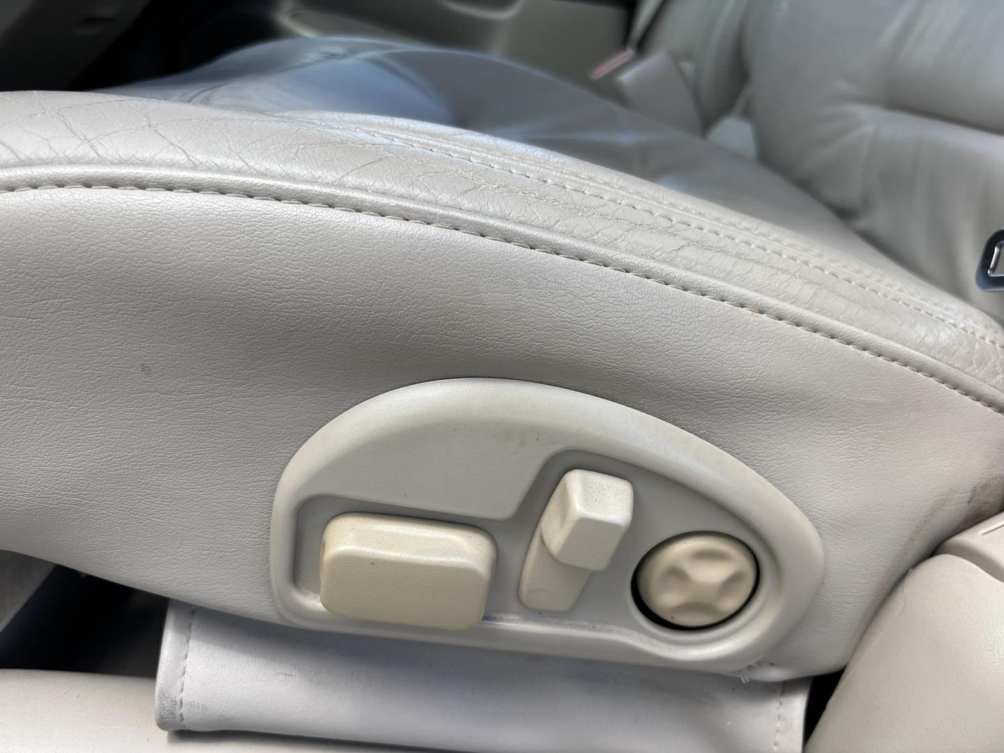 2002 WHITE /BEIGE LEATHER Cadillac Deville Sedan (1G6KD54Y82U) with an 4.6L V8 DOHC 32V engine, 4-Speed Automatic Overdrive transmission, located at 11170 Summerlin Square Dr., Fort Myers Beach, FL, 33931, (239) 999-7777, 26.493546, -81.941628 - Photo#11