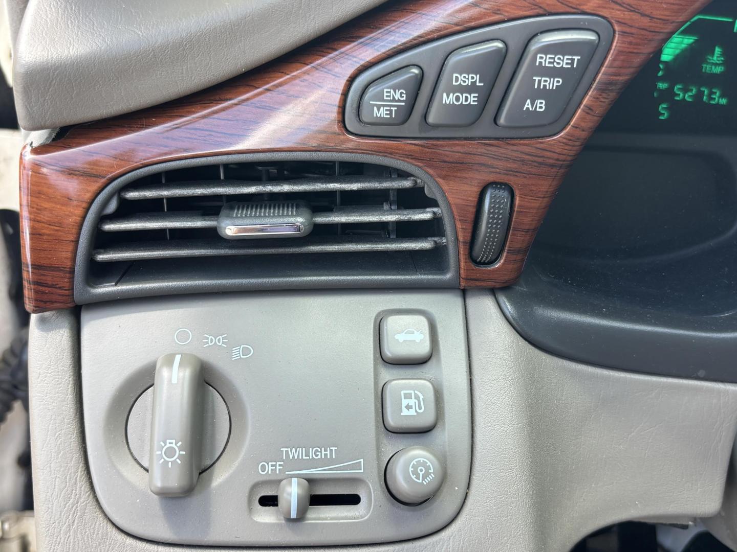 2002 WHITE /BEIGE LEATHER Cadillac Deville Sedan (1G6KD54Y82U) with an 4.6L V8 DOHC 32V engine, 4-Speed Automatic Overdrive transmission, located at 11170 Summerlin Square Dr., Fort Myers Beach, FL, 33931, (239) 999-7777, 26.493546, -81.941628 - Photo#22