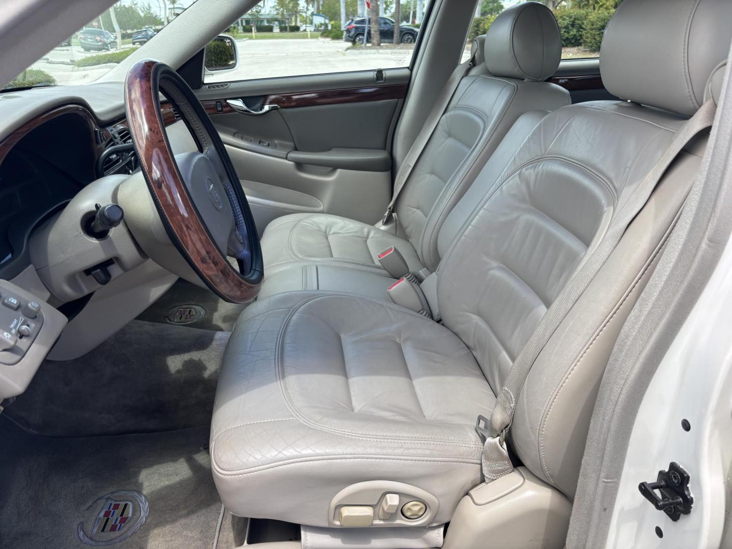 2002 WHITE /BEIGE LEATHER Cadillac Deville Sedan (1G6KD54Y82U) with an 4.6L V8 DOHC 32V engine, 4-Speed Automatic Overdrive transmission, located at 11170 Summerlin Square Dr., Fort Myers Beach, FL, 33931, (239) 999-7777, 26.493546, -81.941628 - Photo#10