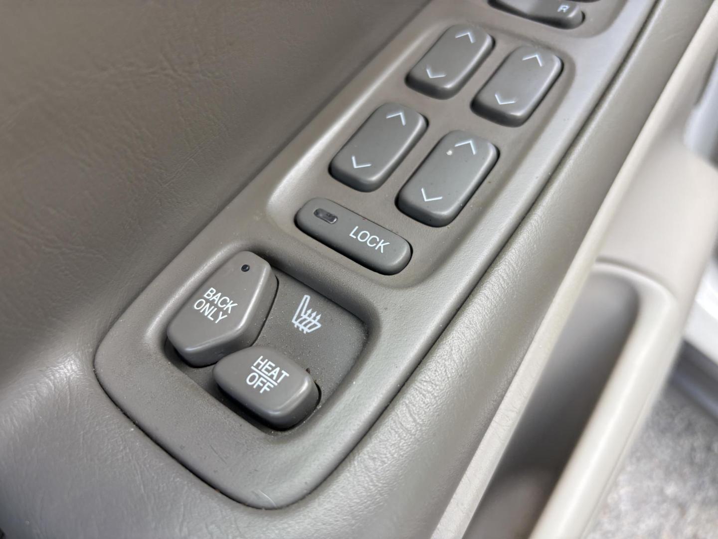 2002 WHITE /BEIGE LEATHER Cadillac Deville Sedan (1G6KD54Y82U) with an 4.6L V8 DOHC 32V engine, 4-Speed Automatic Overdrive transmission, located at 11170 Summerlin Square Dr., Fort Myers Beach, FL, 33931, (239) 999-7777, 26.493546, -81.941628 - Photo#30