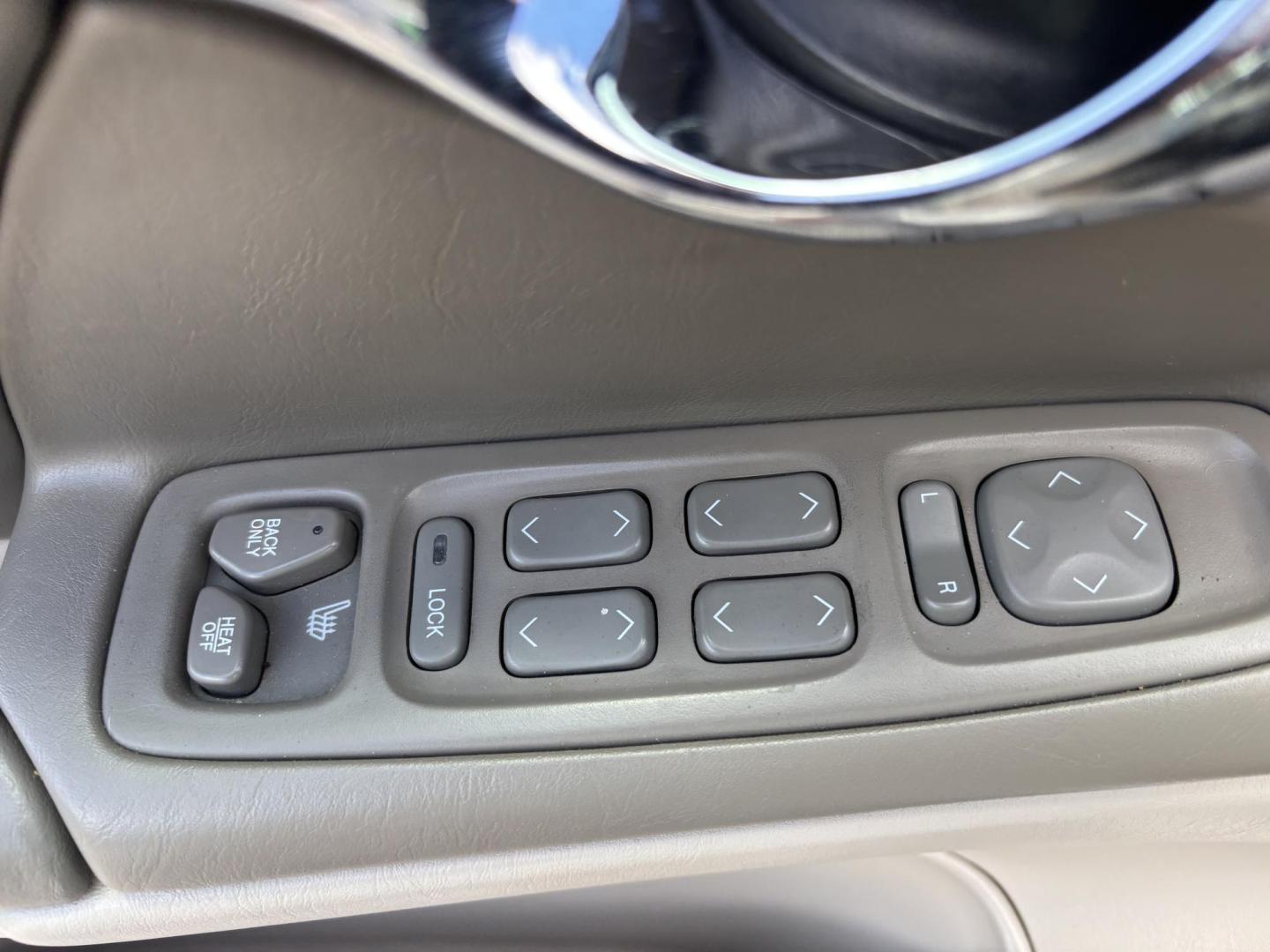 2002 WHITE /BEIGE LEATHER Cadillac Deville Sedan (1G6KD54Y82U) with an 4.6L V8 DOHC 32V engine, 4-Speed Automatic Overdrive transmission, located at 11170 Summerlin Square Dr., Fort Myers Beach, FL, 33931, (239) 999-7777, 26.493546, -81.941628 - Photo#34