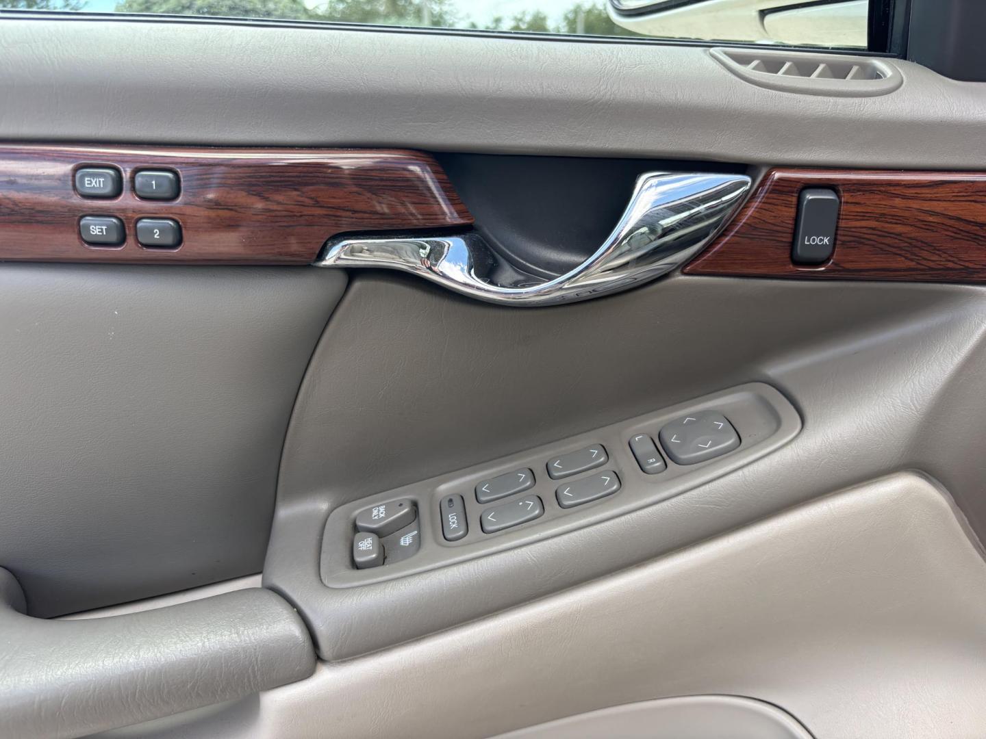 2002 WHITE /BEIGE LEATHER Cadillac Deville Sedan (1G6KD54Y82U) with an 4.6L V8 DOHC 32V engine, 4-Speed Automatic Overdrive transmission, located at 11170 Summerlin Square Dr., Fort Myers Beach, FL, 33931, (239) 999-7777, 26.493546, -81.941628 - Photo#29