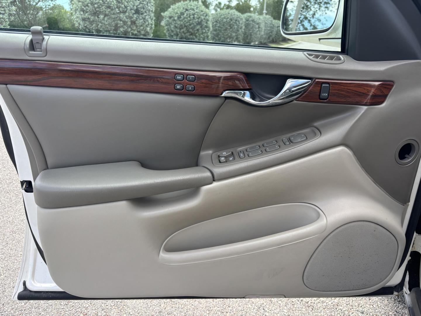 2002 WHITE /BEIGE LEATHER Cadillac Deville Sedan (1G6KD54Y82U) with an 4.6L V8 DOHC 32V engine, 4-Speed Automatic Overdrive transmission, located at 11170 Summerlin Square Dr., Fort Myers Beach, FL, 33931, (239) 999-7777, 26.493546, -81.941628 - Photo#28