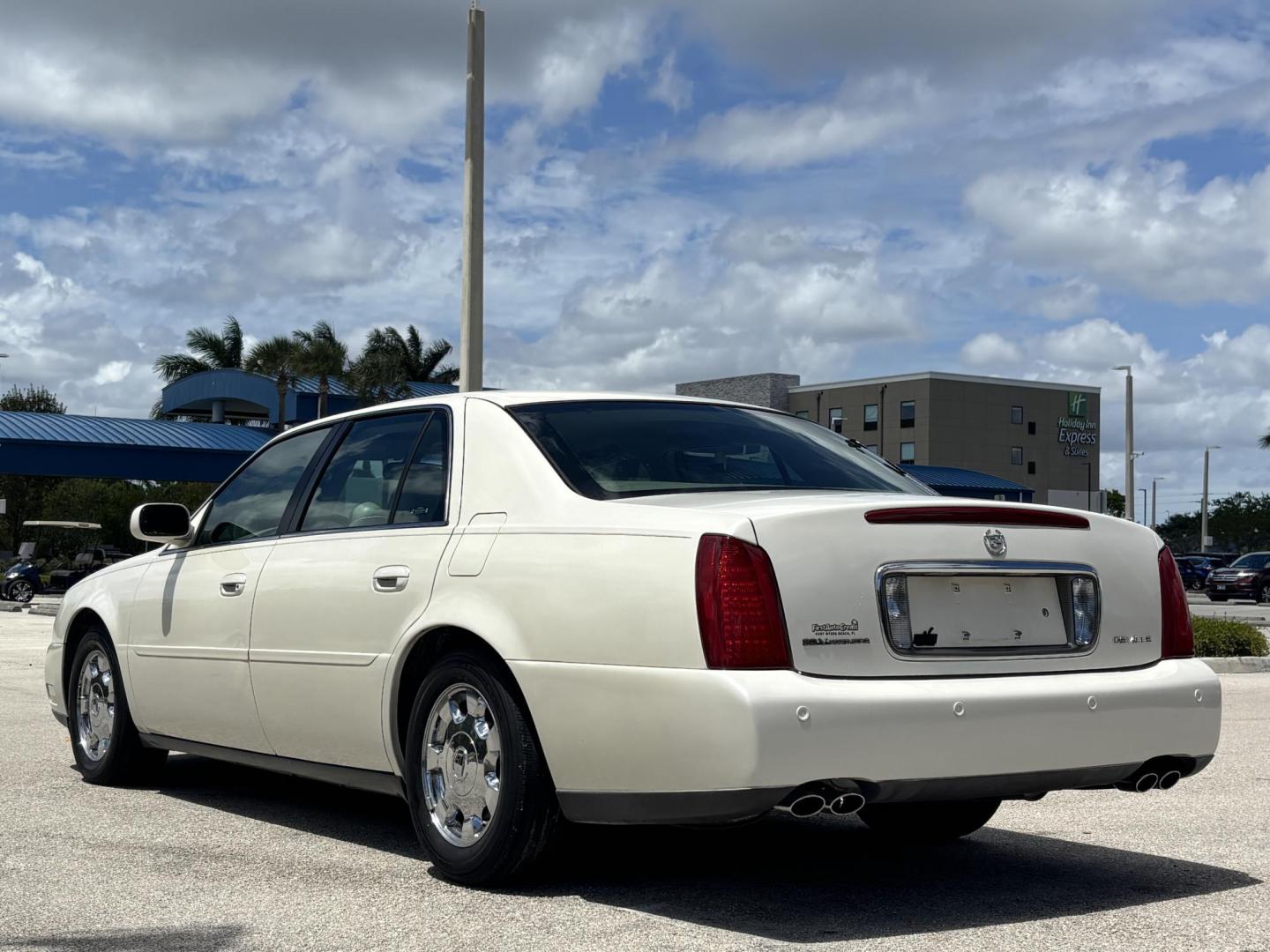 2002 WHITE /BEIGE LEATHER Cadillac Deville Sedan (1G6KD54Y82U) with an 4.6L V8 DOHC 32V engine, 4-Speed Automatic Overdrive transmission, located at 11170 Summerlin Square Dr., Fort Myers Beach, FL, 33931, (239) 999-7777, 26.493546, -81.941628 - Photo#5