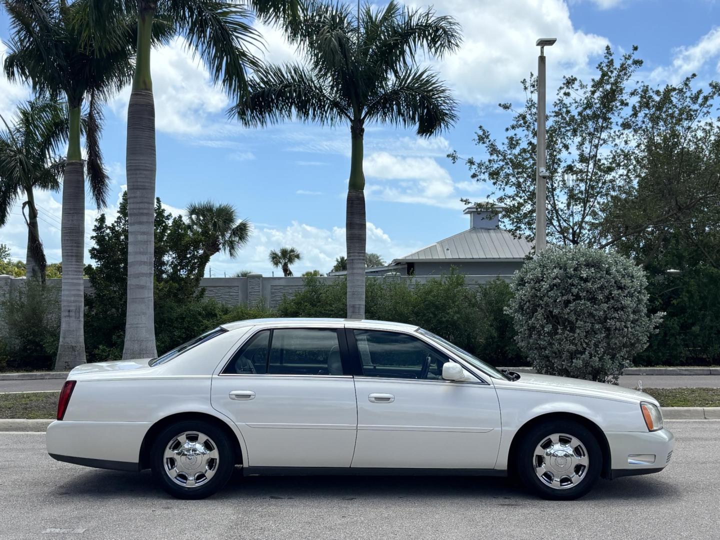 2002 WHITE /BEIGE LEATHER Cadillac Deville Sedan (1G6KD54Y82U) with an 4.6L V8 DOHC 32V engine, 4-Speed Automatic Overdrive transmission, located at 11170 Summerlin Square Dr., Fort Myers Beach, FL, 33931, (239) 999-7777, 26.493546, -81.941628 - Photo#4
