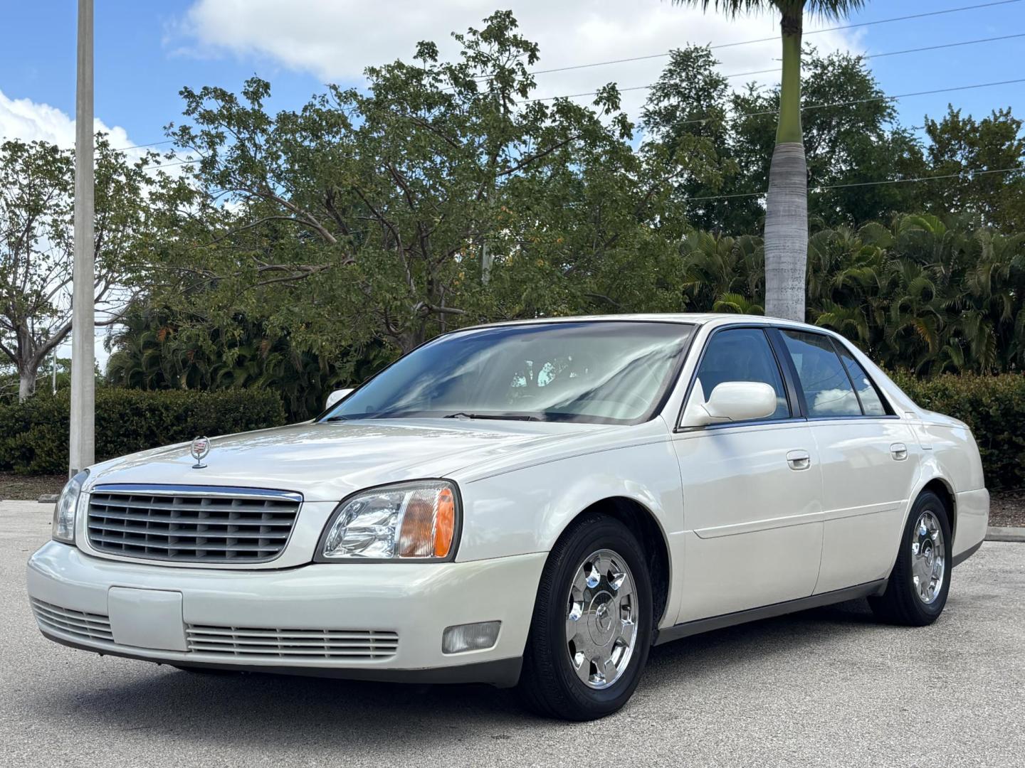 2002 WHITE /BEIGE LEATHER Cadillac Deville Sedan (1G6KD54Y82U) with an 4.6L V8 DOHC 32V engine, 4-Speed Automatic Overdrive transmission, located at 11170 Summerlin Square Dr., Fort Myers Beach, FL, 33931, (239) 999-7777, 26.493546, -81.941628 - Photo#1