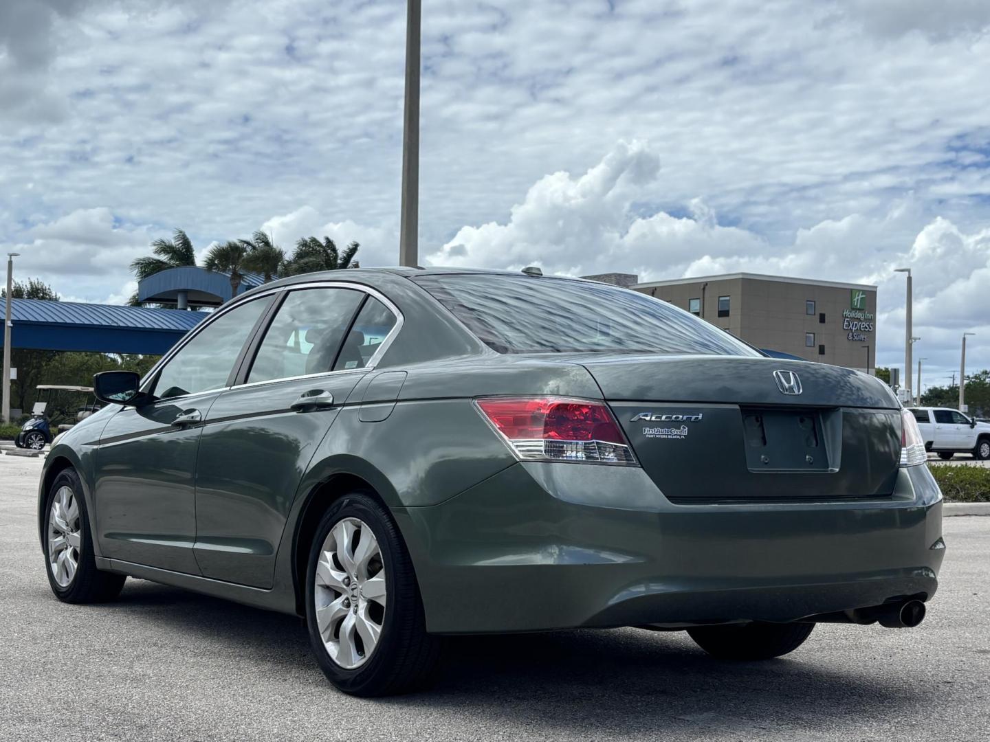2009 GREEN Honda Accord EX-L Sedan AT (1HGCP26899A) with an 2.4L L4 DOHC 16V engine, 5-Speed Automatic transmission, located at 11170 Summerlin Square Dr., Fort Myers Beach, FL, 33931, (239) 999-7777, 26.493546, -81.941628 - Photo#5