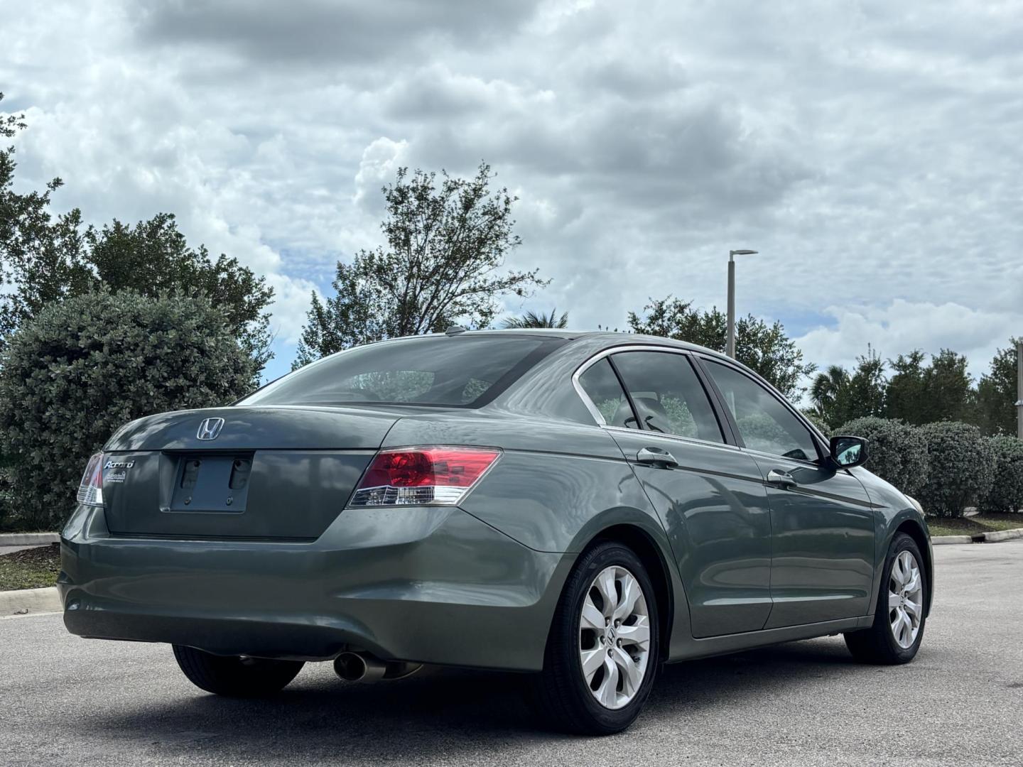 2009 GREEN Honda Accord EX-L Sedan AT (1HGCP26899A) with an 2.4L L4 DOHC 16V engine, 5-Speed Automatic transmission, located at 11170 Summerlin Square Dr., Fort Myers Beach, FL, 33931, (239) 999-7777, 26.493546, -81.941628 - Photo#7