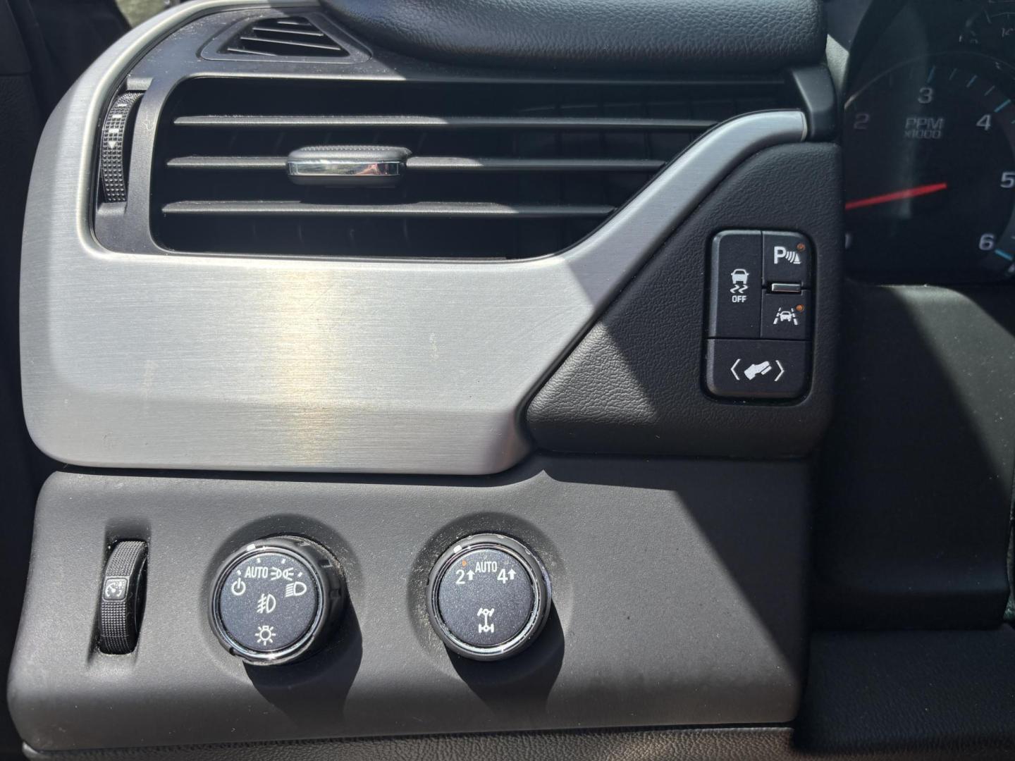 2019 GRAY /CHARCOAL LEATHER GMC Yukon XL SLT 4WD (1GKS2GKC6KR) with an 5.3L V8 OHV 16V engine, 6A transmission, located at 11170 Summerlin Square Dr., Fort Myers Beach, FL, 33931, (239) 999-7777, 26.493546, -81.941628 - Step into full-size luxury and capability with this impressive 2019 GMC Yukon XL — built for those who need maximum space without sacrificing comfort or style. This Yukon XL offers extended length for extra passenger room and cargo capacity, making it perfect for large families, road trips, or - Photo#25