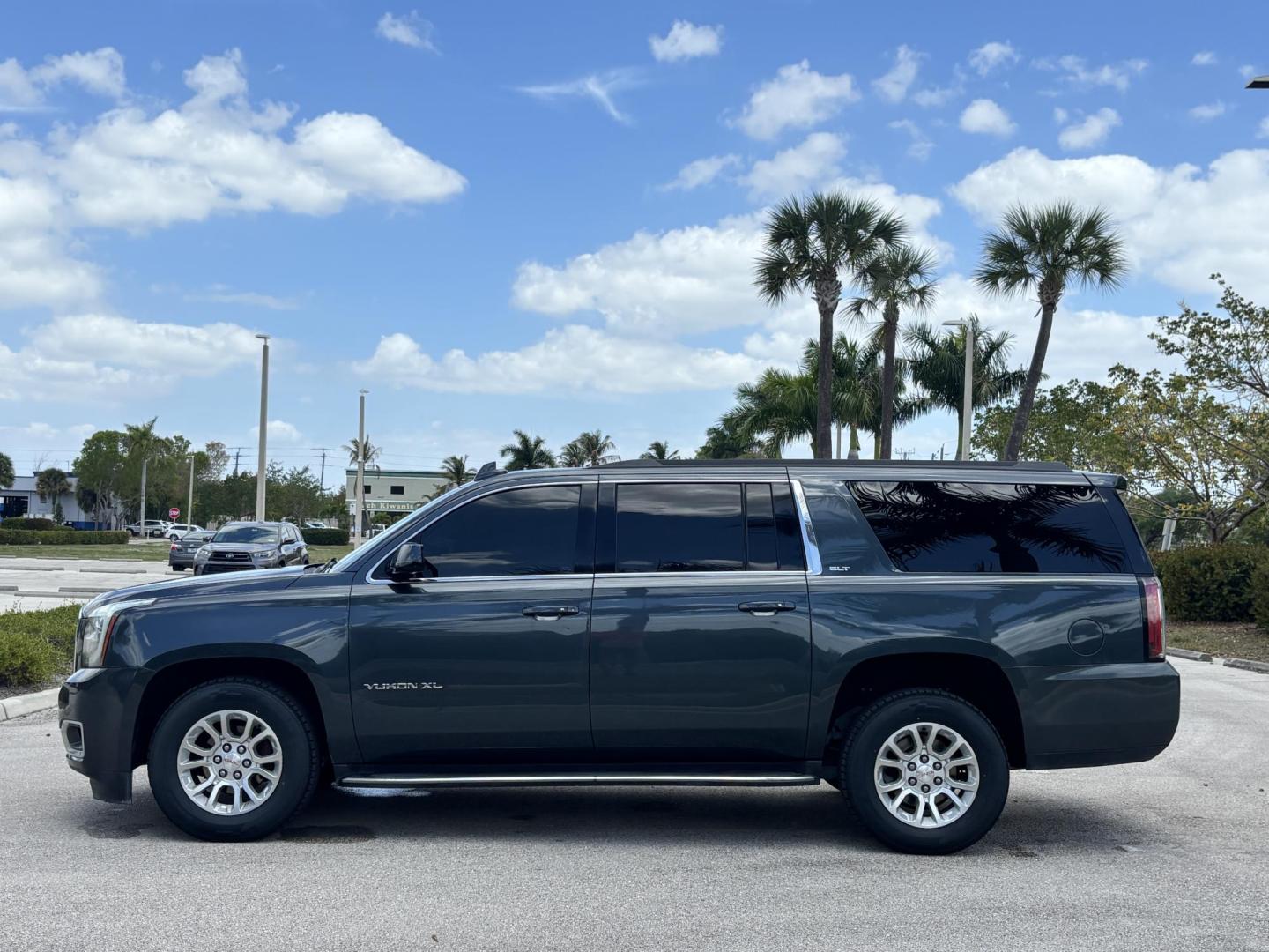 2019 GRAY /CHARCOAL LEATHER GMC Yukon XL SLT 4WD (1GKS2GKC6KR) with an 5.3L V8 OHV 16V engine, 6A transmission, located at 11170 Summerlin Square Dr., Fort Myers Beach, FL, 33931, (239) 999-7777, 26.493546, -81.941628 - Step into full-size luxury and capability with this impressive 2019 GMC Yukon XL — built for those who need maximum space without sacrificing comfort or style. This Yukon XL offers extended length for extra passenger room and cargo capacity, making it perfect for large families, road trips, or - Photo#8