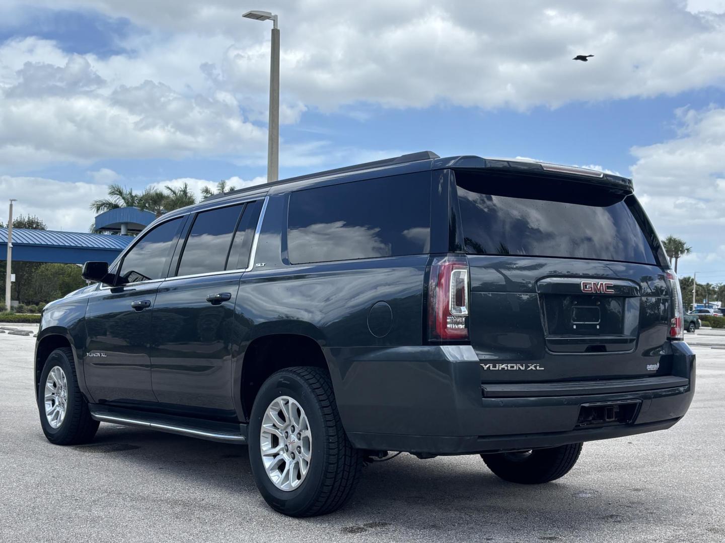 2019 GRAY /CHARCOAL LEATHER GMC Yukon XL SLT 4WD (1GKS2GKC6KR) with an 5.3L V8 OHV 16V engine, 6A transmission, located at 11170 Summerlin Square Dr., Fort Myers Beach, FL, 33931, (239) 999-7777, 26.493546, -81.941628 - Step into full-size luxury and capability with this impressive 2019 GMC Yukon XL — built for those who need maximum space without sacrificing comfort or style. This Yukon XL offers extended length for extra passenger room and cargo capacity, making it perfect for large families, road trips, or - Photo#7