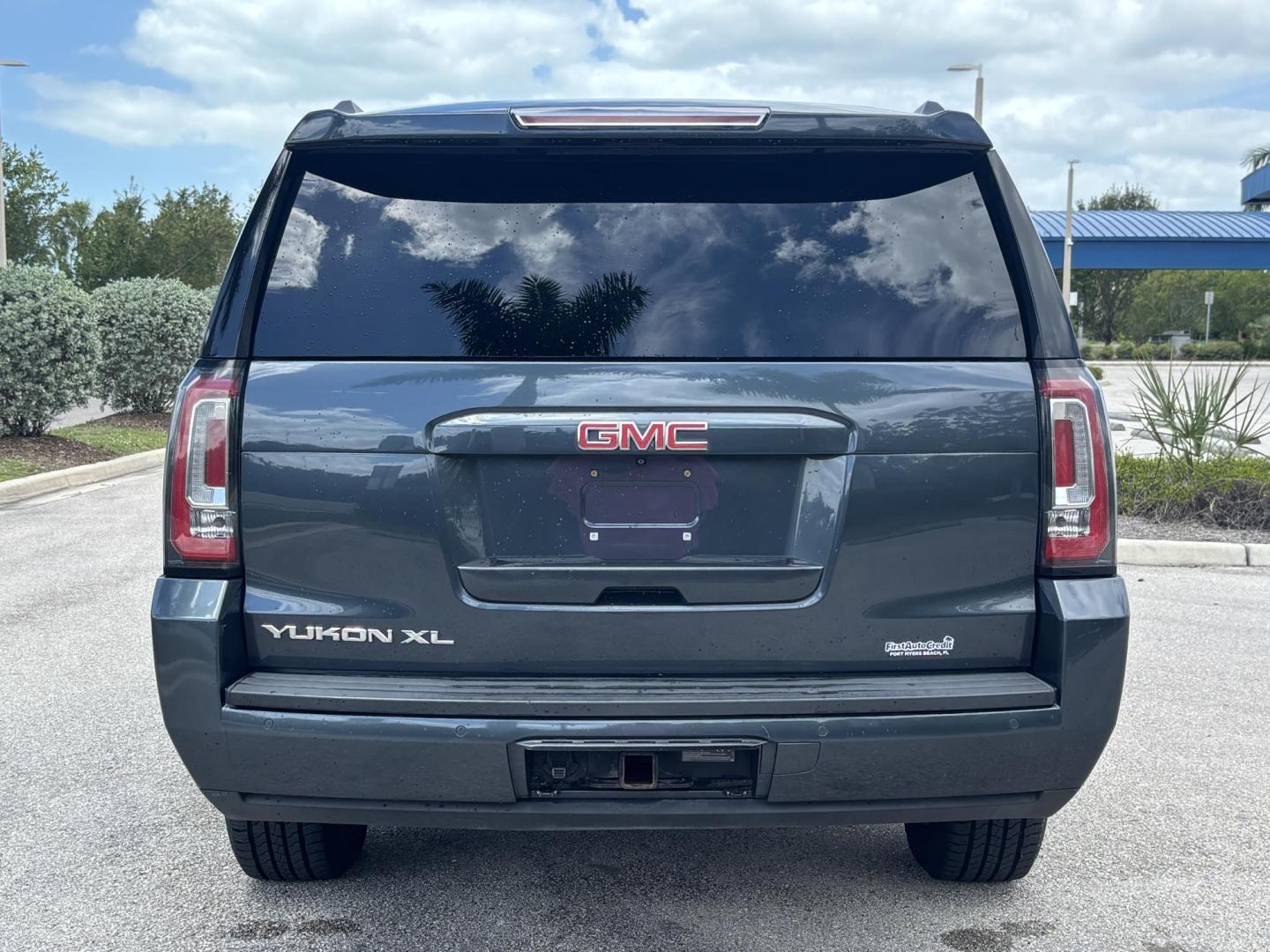 2019 GRAY /CHARCOAL LEATHER GMC Yukon XL SLT 4WD (1GKS2GKC6KR) with an 5.3L V8 OHV 16V engine, 6A transmission, located at 11170 Summerlin Square Dr., Fort Myers Beach, FL, 33931, (239) 999-7777, 26.493546, -81.941628 - Step into full-size luxury and capability with this impressive 2019 GMC Yukon XL — built for those who need maximum space without sacrificing comfort or style. This Yukon XL offers extended length for extra passenger room and cargo capacity, making it perfect for large families, road trips, or - Photo#6