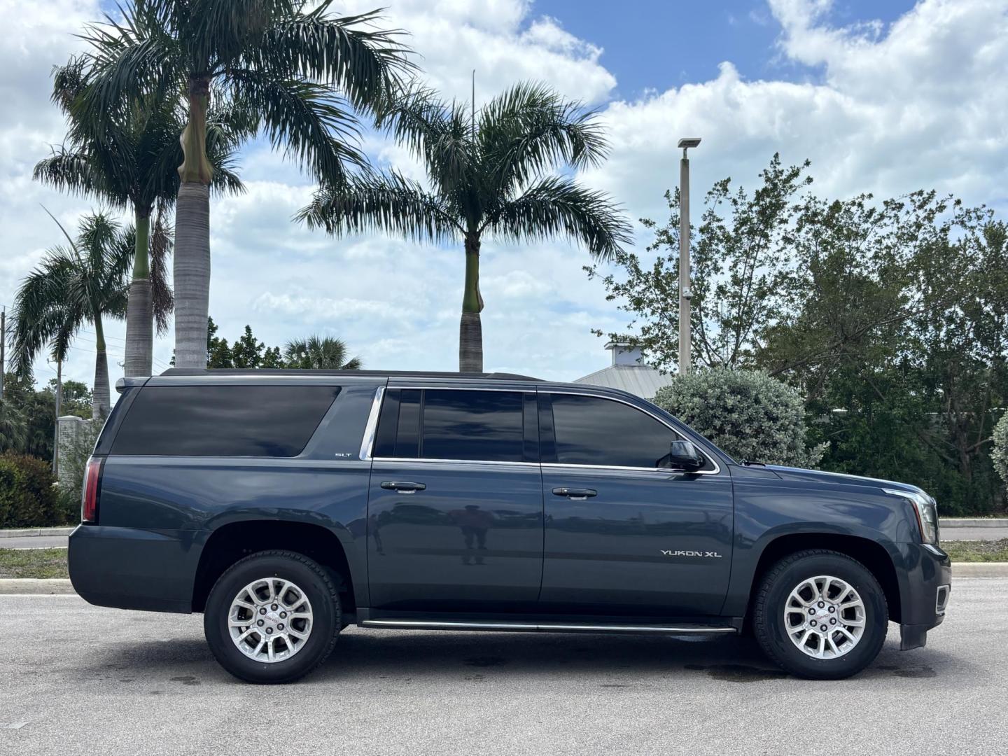 2019 GRAY /CHARCOAL LEATHER GMC Yukon XL SLT 4WD (1GKS2GKC6KR) with an 5.3L V8 OHV 16V engine, 6A transmission, located at 11170 Summerlin Square Dr., Fort Myers Beach, FL, 33931, (239) 999-7777, 26.493546, -81.941628 - Step into full-size luxury and capability with this impressive 2019 GMC Yukon XL — built for those who need maximum space without sacrificing comfort or style. This Yukon XL offers extended length for extra passenger room and cargo capacity, making it perfect for large families, road trips, or - Photo#4