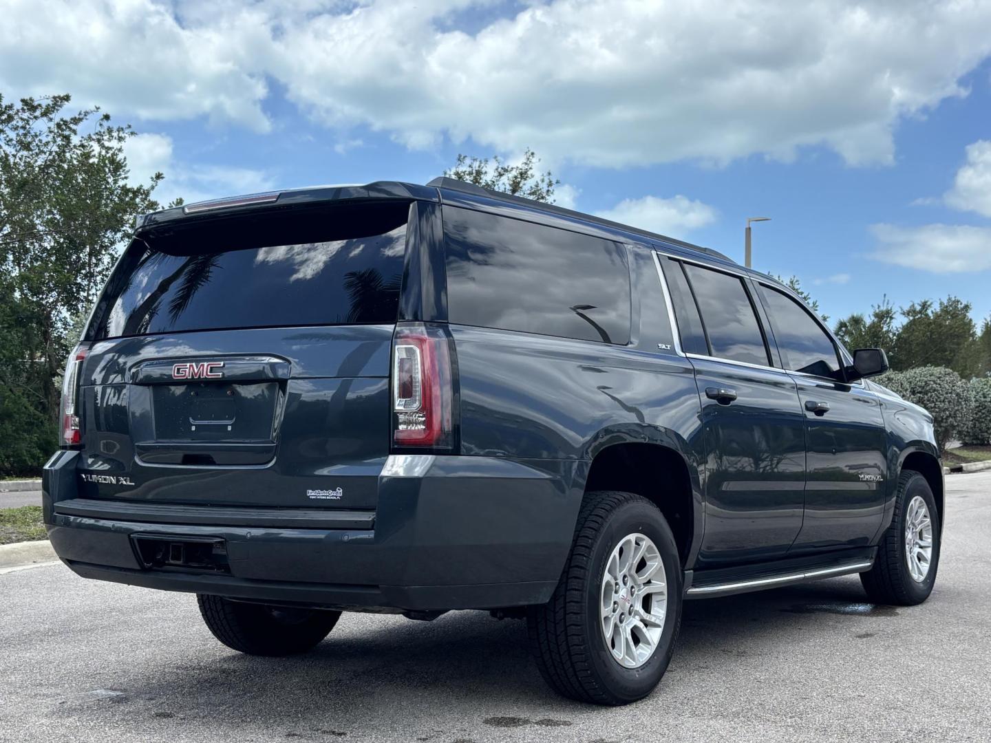 2019 GRAY /CHARCOAL LEATHER GMC Yukon XL SLT 4WD (1GKS2GKC6KR) with an 5.3L V8 OHV 16V engine, 6A transmission, located at 11170 Summerlin Square Dr., Fort Myers Beach, FL, 33931, (239) 999-7777, 26.493546, -81.941628 - Step into full-size luxury and capability with this impressive 2019 GMC Yukon XL — built for those who need maximum space without sacrificing comfort or style. This Yukon XL offers extended length for extra passenger room and cargo capacity, making it perfect for large families, road trips, or - Photo#5