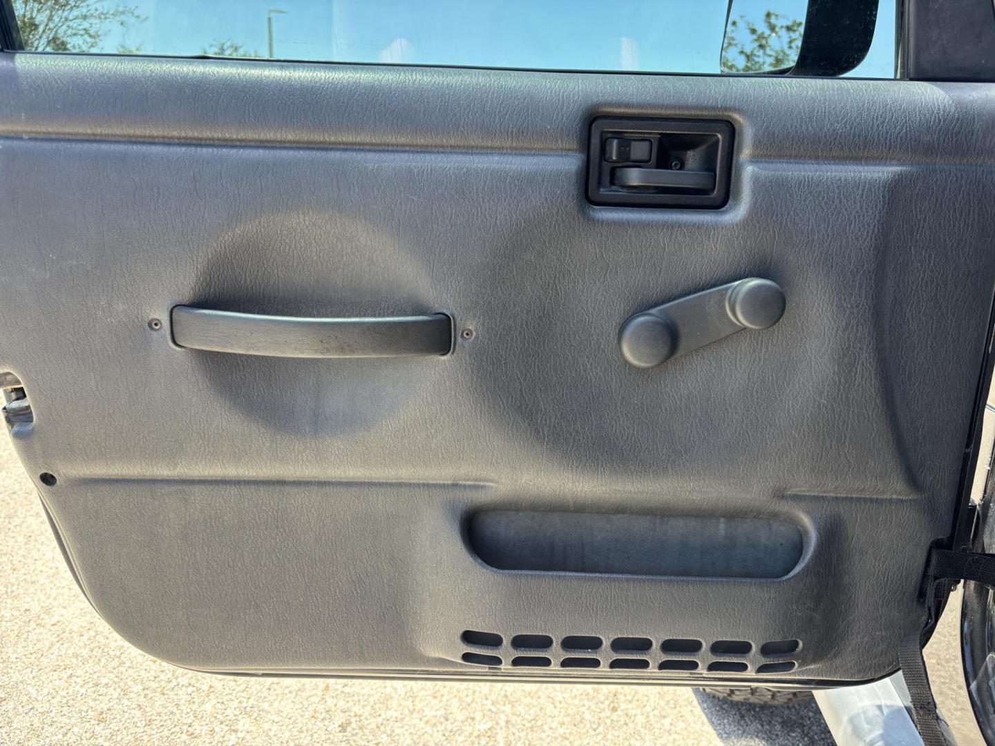 2006 BLACK /CHARCOAL CLOTH Jeep Wrangler Unlimited LJ (1J4FA44S86P) with an 4.0L L6 OHV 12V engine, Automatic transmission, located at 11170 Summerlin Square Dr., Fort Myers Beach, FL, 33931, (239) 999-7777, 26.493546, -81.941628 - Take a look at this iconic 2006 Jeep Wrangler — built for adventure and ready for the Florida lifestyle. This Wrangler delivers the classic Jeep experience with its rugged design, removable top, and go-anywhere capability. Whether you're cruising Fort Myers Beach with the top down or heading of - Photo#28