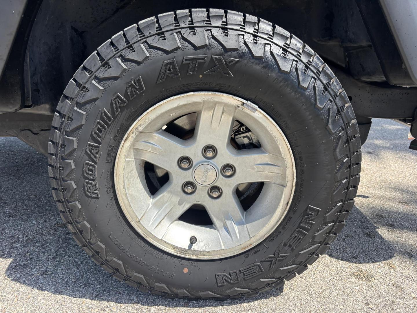 2006 BLACK /CHARCOAL CLOTH Jeep Wrangler Unlimited LJ (1J4FA44S86P) with an 4.0L L6 OHV 12V engine, Automatic transmission, located at 11170 Summerlin Square Dr., Fort Myers Beach, FL, 33931, (239) 999-7777, 26.493546, -81.941628 - Take a look at this iconic 2006 Jeep Wrangler — built for adventure and ready for the Florida lifestyle. This Wrangler delivers the classic Jeep experience with its rugged design, removable top, and go-anywhere capability. Whether you're cruising Fort Myers Beach with the top down or heading of - Photo#34