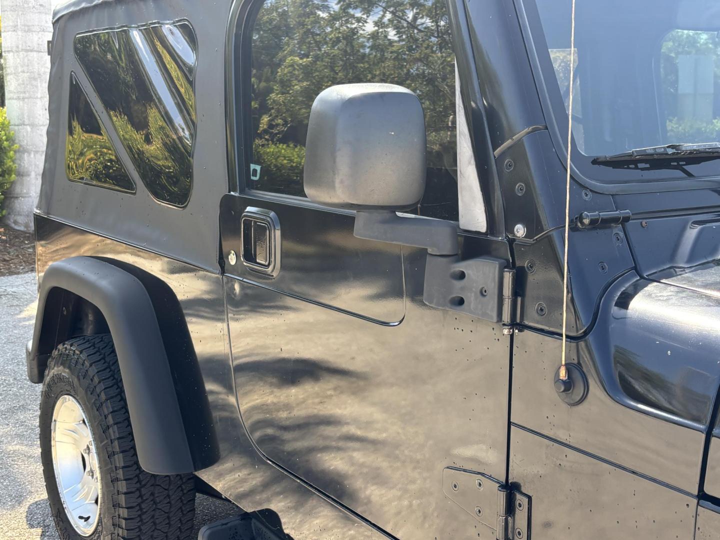 2006 BLACK /CHARCOAL CLOTH Jeep Wrangler Unlimited LJ (1J4FA44S86P) with an 4.0L L6 OHV 12V engine, Automatic transmission, located at 11170 Summerlin Square Dr., Fort Myers Beach, FL, 33931, (239) 999-7777, 26.493546, -81.941628 - Take a look at this iconic 2006 Jeep Wrangler — built for adventure and ready for the Florida lifestyle. This Wrangler delivers the classic Jeep experience with its rugged design, removable top, and go-anywhere capability. Whether you're cruising Fort Myers Beach with the top down or heading of - Photo#9